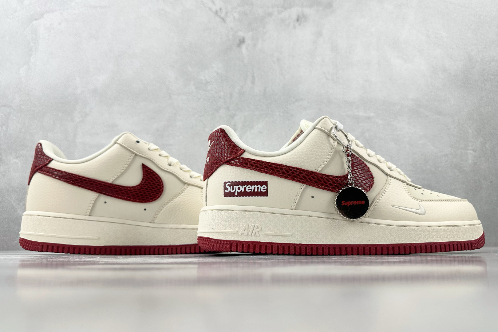 XC 
Nike Air Force 1'07 Supreme 联名 米白红

货号：DF0188 04