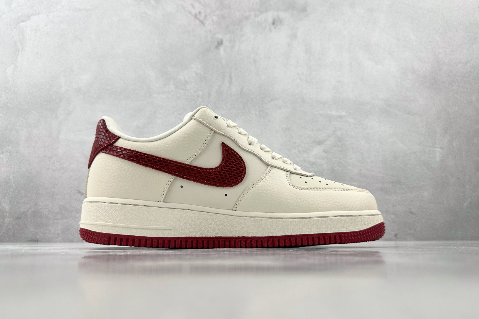 XC 
Nike Air Force 1'07 Supreme 联名 米白红

货号：DF0188 04