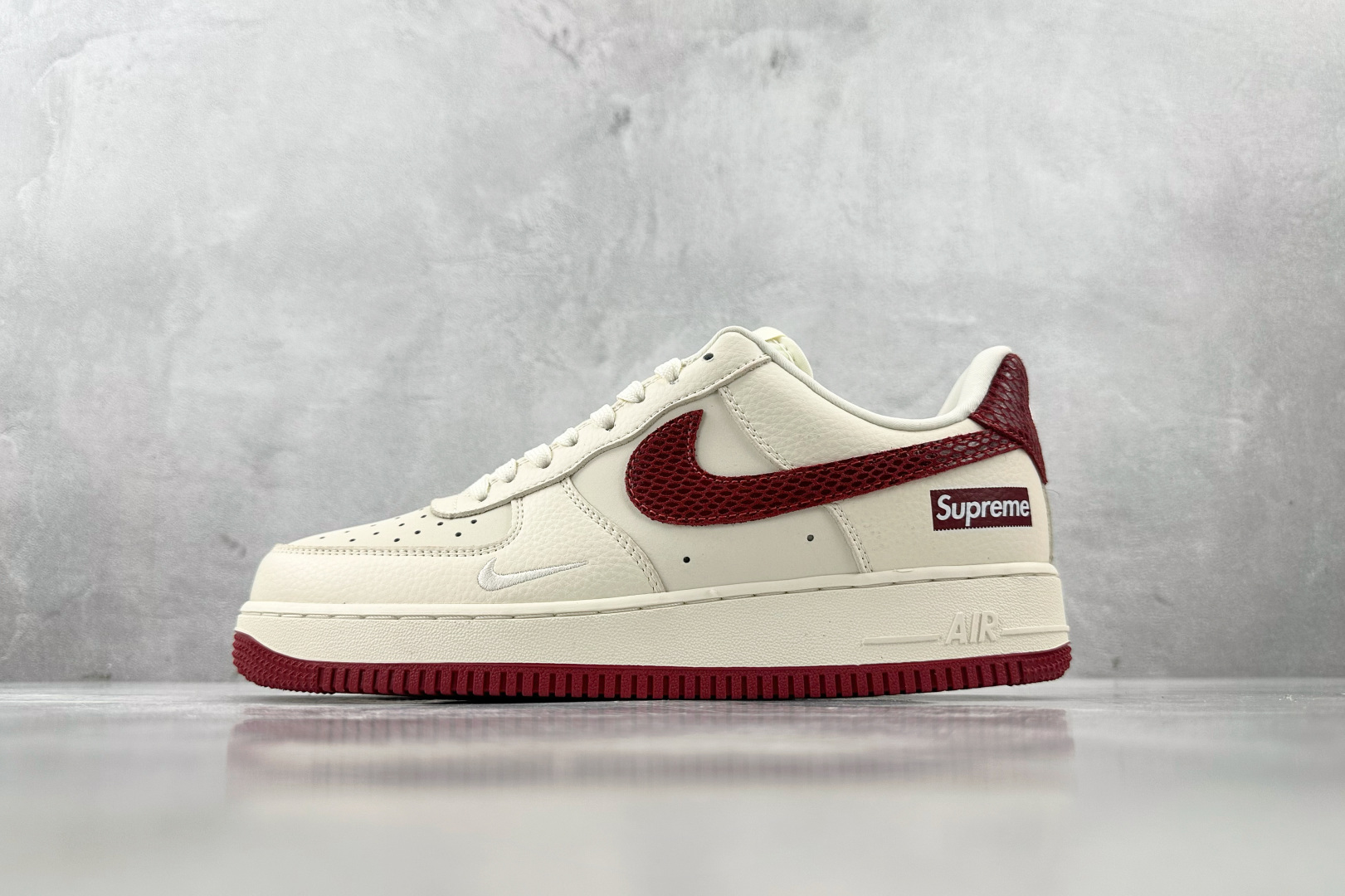 XC 
Nike Air Force 1'07 Supreme 联名 米白红

货号：DF0188 04