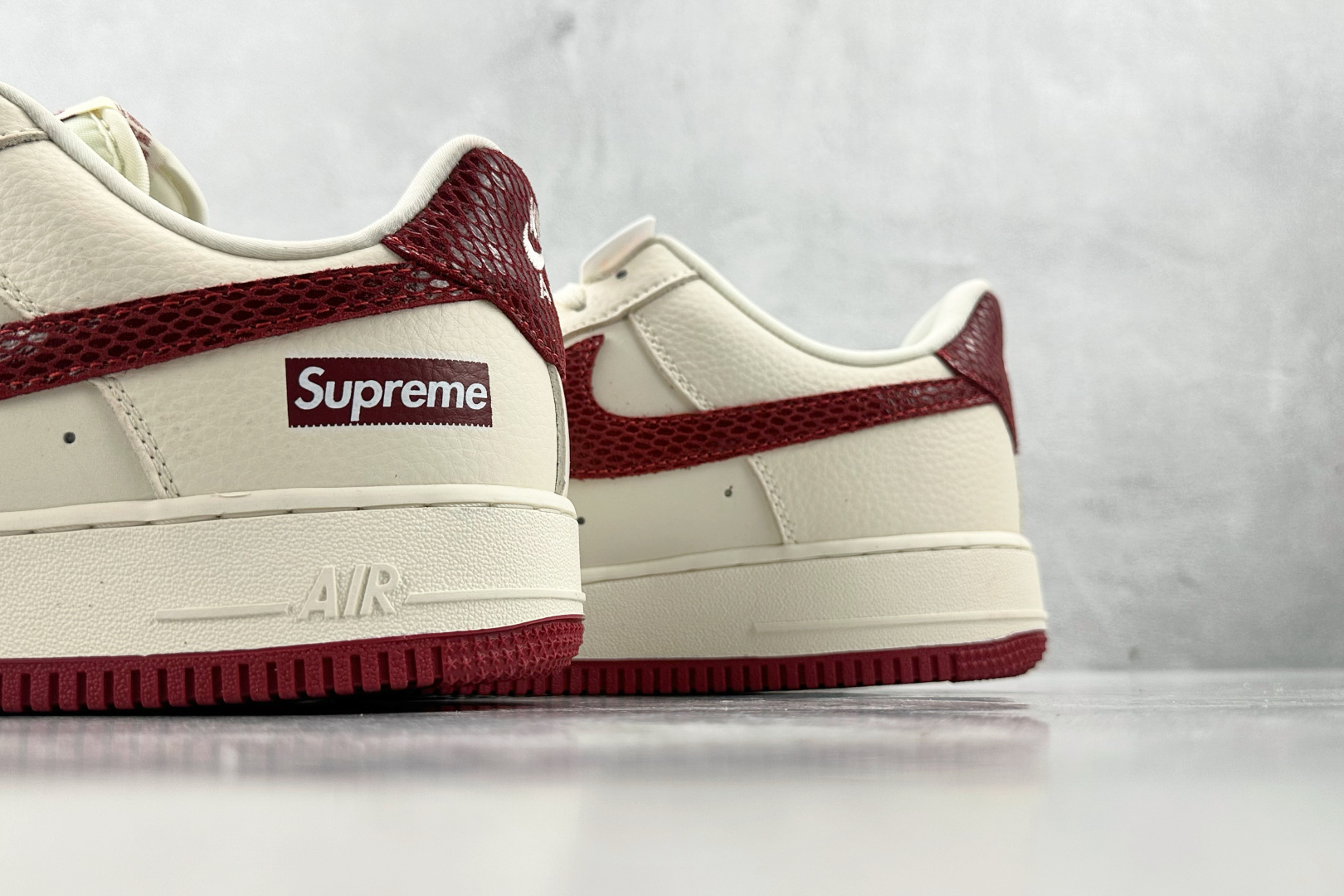 XC 
Nike Air Force 1'07 Supreme 联名 米白红

货号：DF0188 04