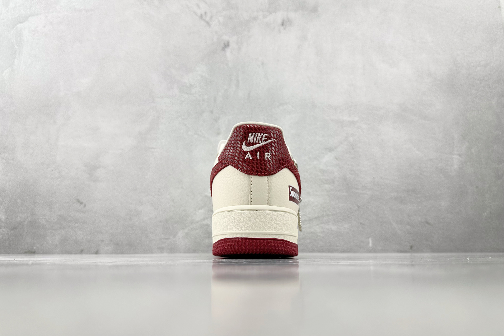 XC 
Nike Air Force 1'07 Supreme 联名 米白红

货号：DF0188 04