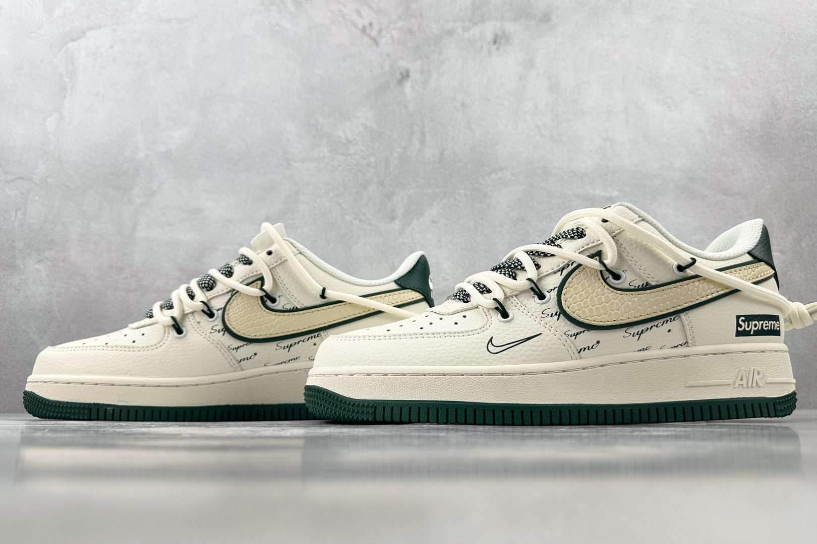 XC 
Nike Air Force 1'07 Supreme 联名 米白绿

货号：DM6868 05