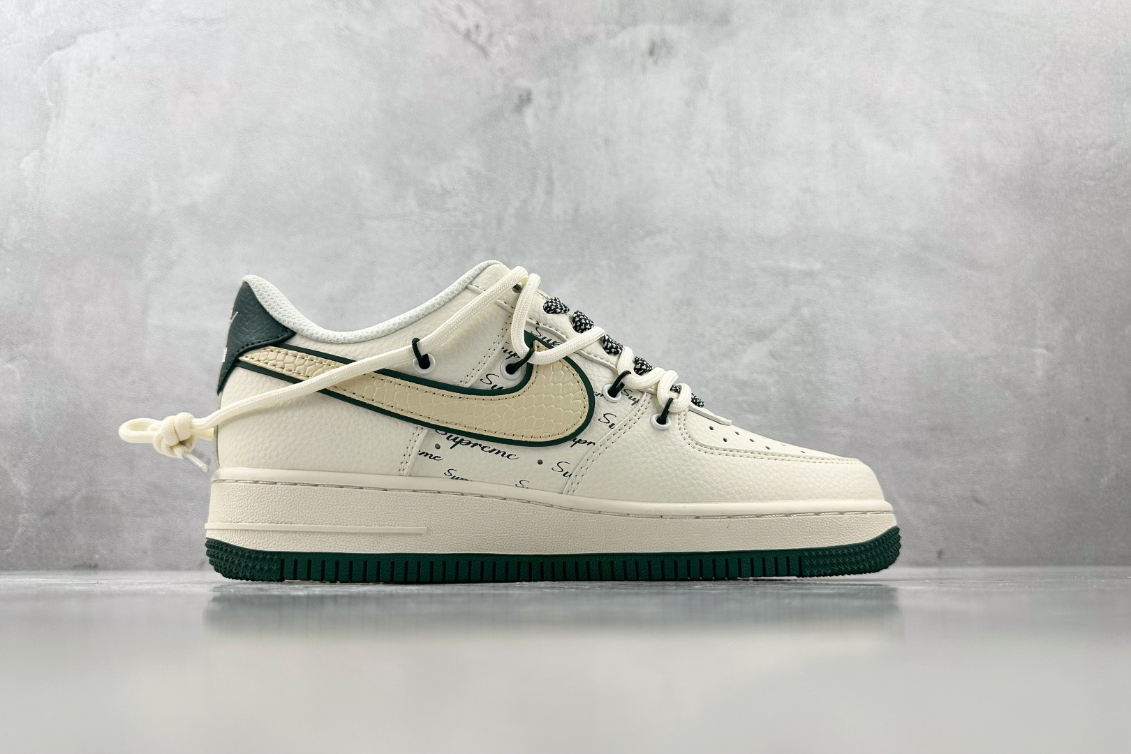 XC 
Nike Air Force 1'07 Supreme 联名 米白绿

货号：DM6868 05