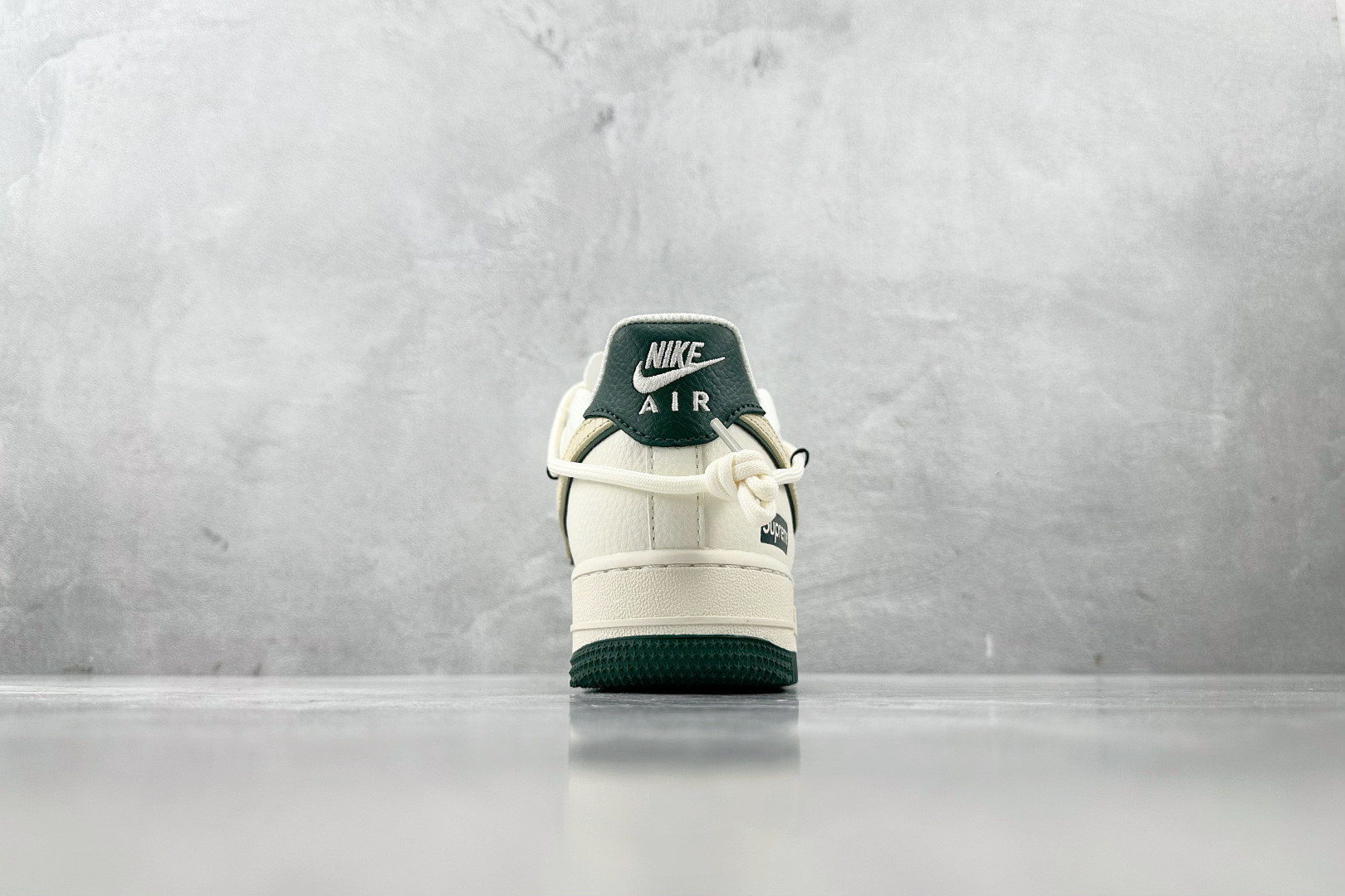 XC 
Nike Air Force 1'07 Supreme 联名 米白绿

货号：DM6868 05