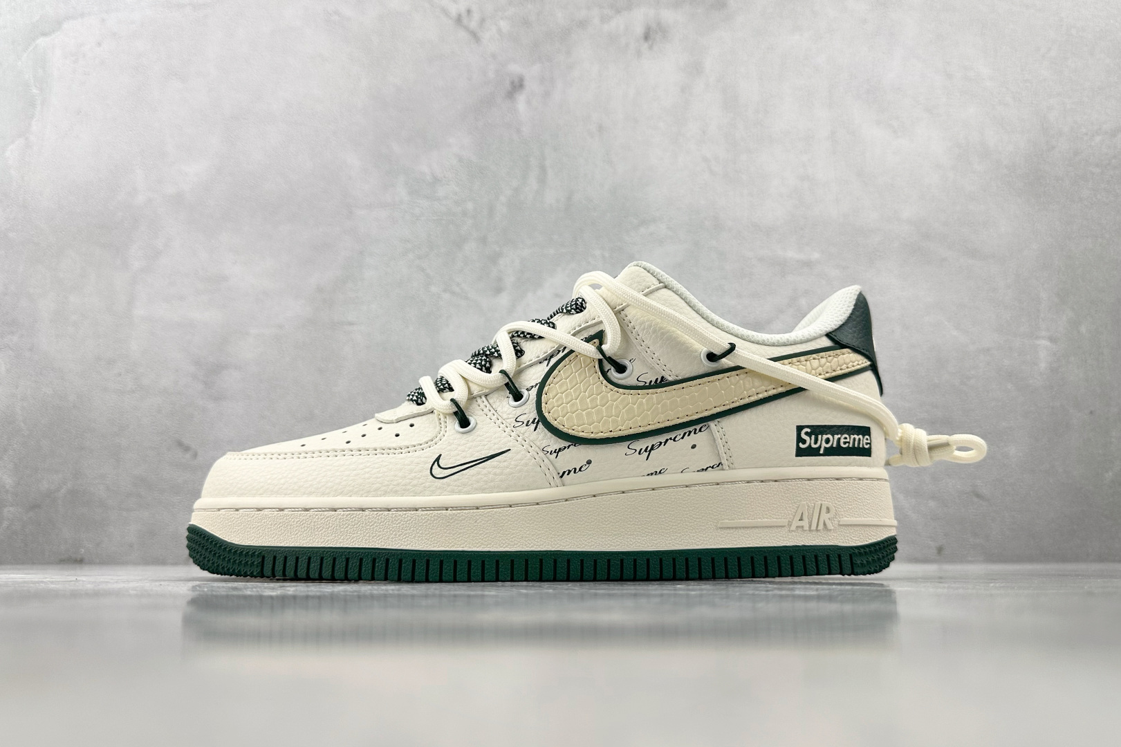 XC 
Nike Air Force 1'07 Supreme 联名 米白绿

货号：DM6868 05