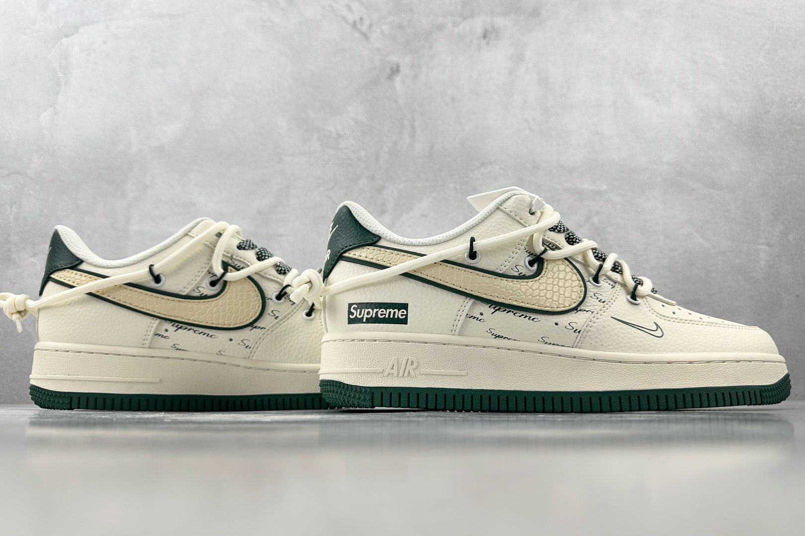XC 
Nike Air Force 1'07 Supreme 联名 米白绿

货号：DM6868 05