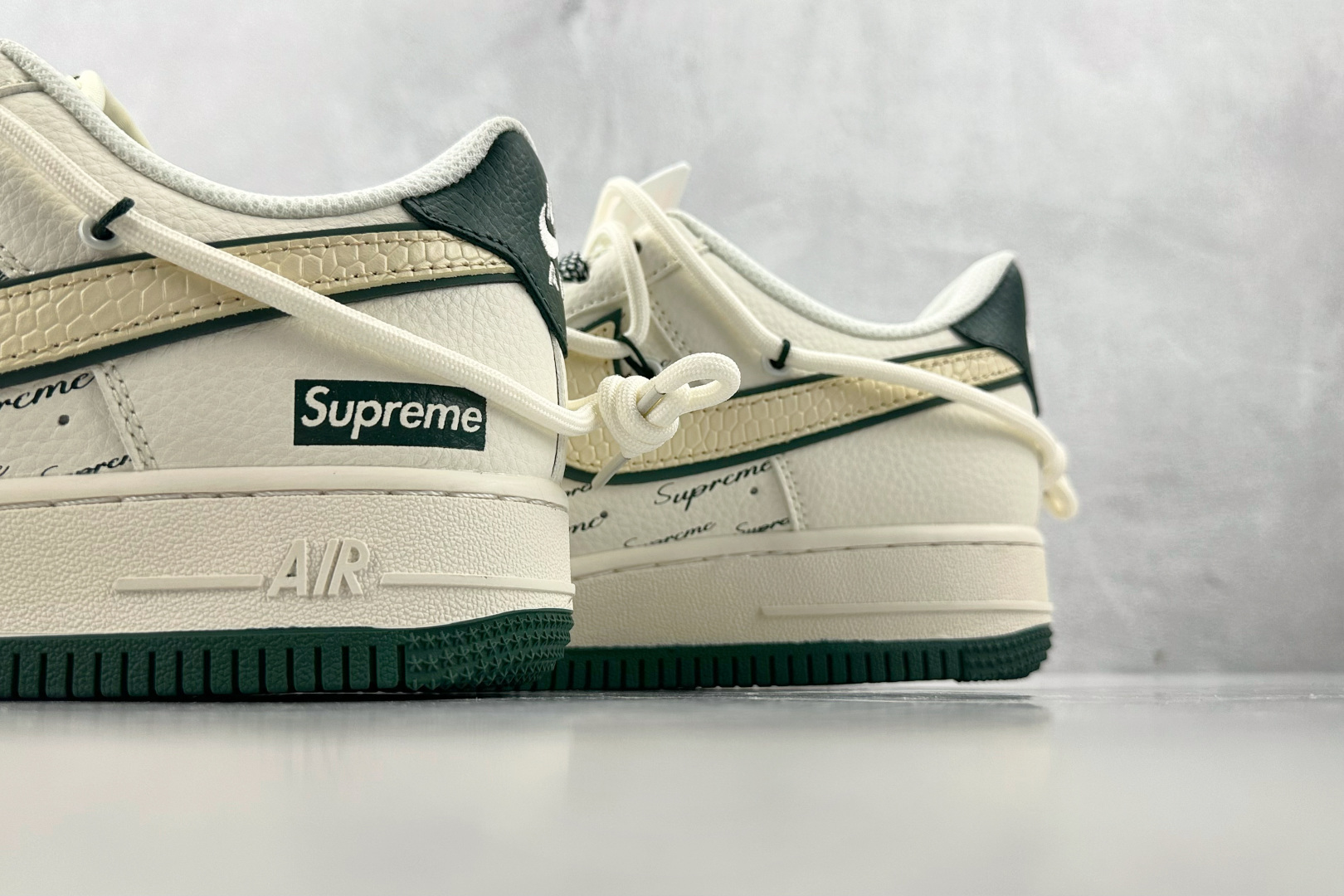 XC 
Nike Air Force 1'07 Supreme 联名 米白绿

货号：DM6868 05
