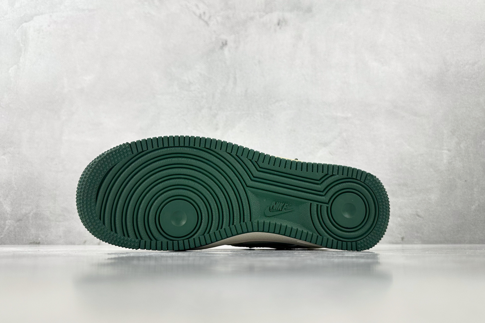 XC 
Nike Air Force 1'07 Supreme 联名 米白绿

货号：DM6868 05