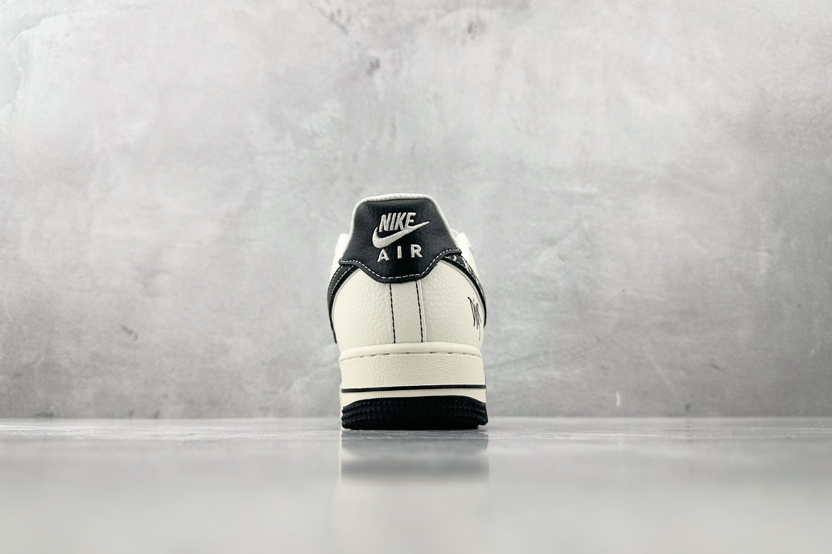 XC 
Nike Air Force 1'07 DIOR 联名 米白黑

货号：XS1958 544
尺