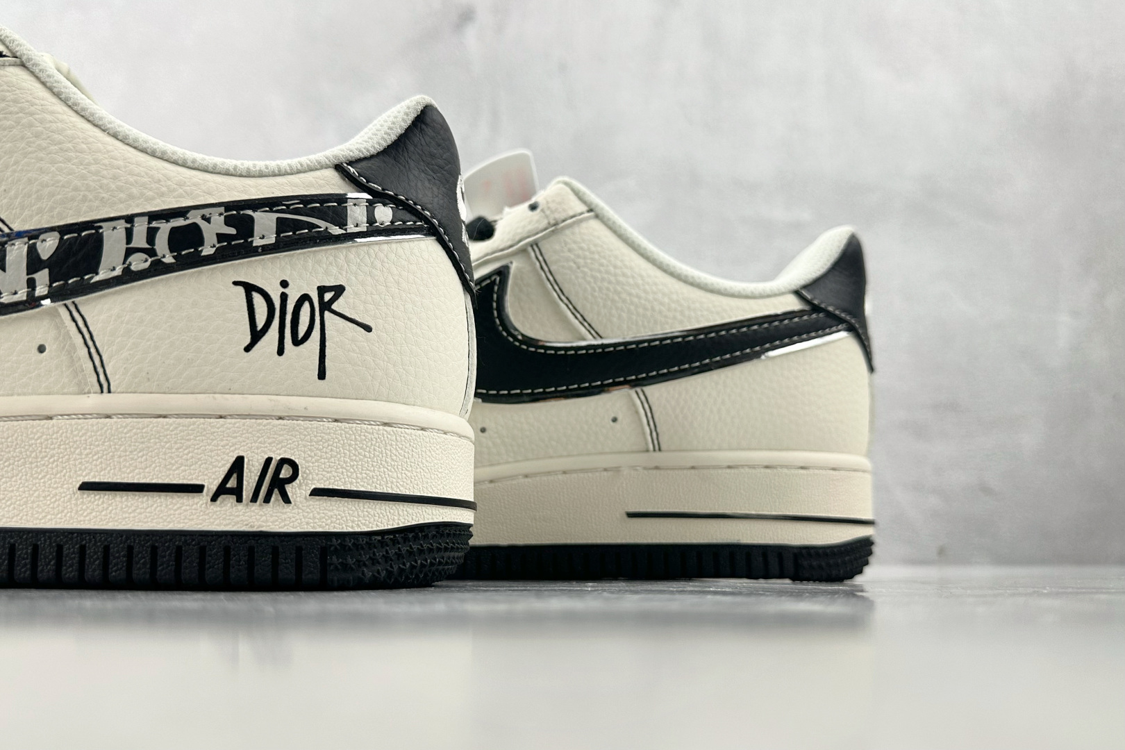 XC 
Nike Air Force 1'07 DIOR 联名 米白黑

货号：XS1958 544
尺
