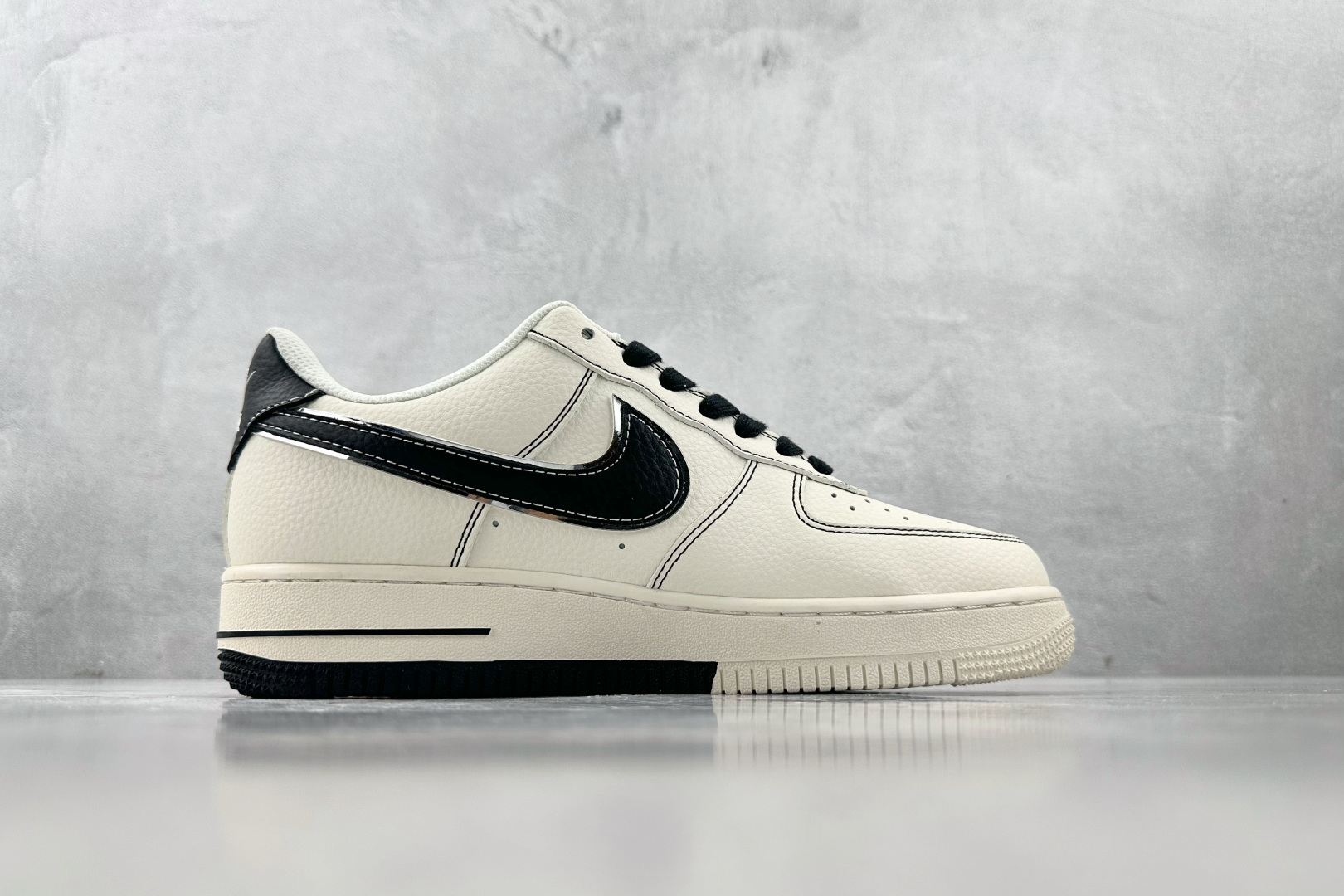 XC 
Nike Air Force 1'07 DIOR 联名 米白黑

货号：XS1958 544
尺