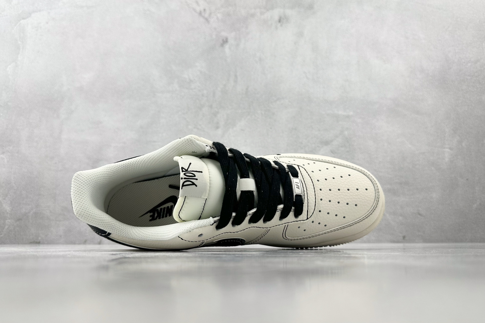 XC 
Nike Air Force 1'07 DIOR 联名 米白黑

货号：XS1958 544
尺