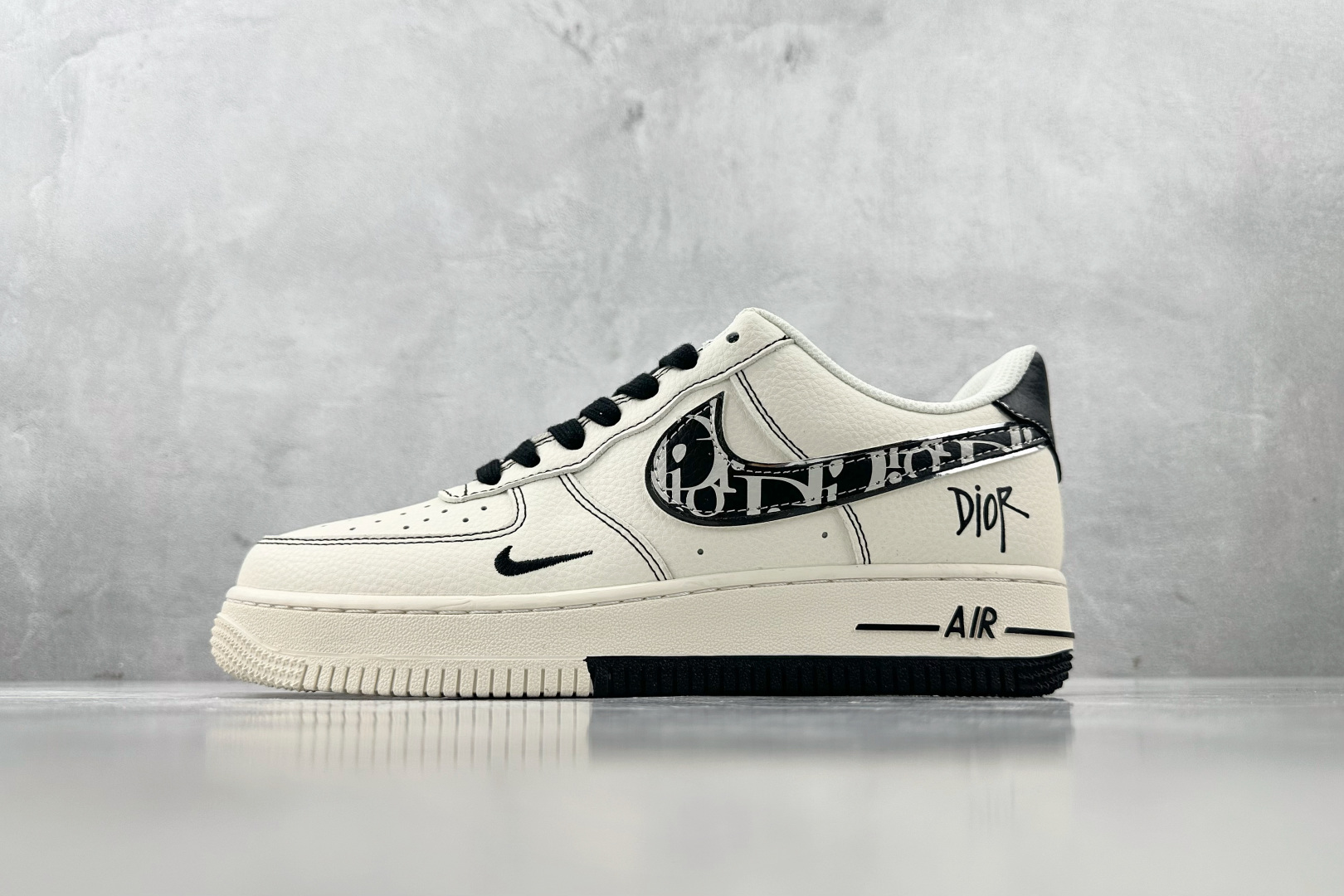 XC 
Nike Air Force 1'07 DIOR 联名 米白黑

货号：XS1958 544
尺