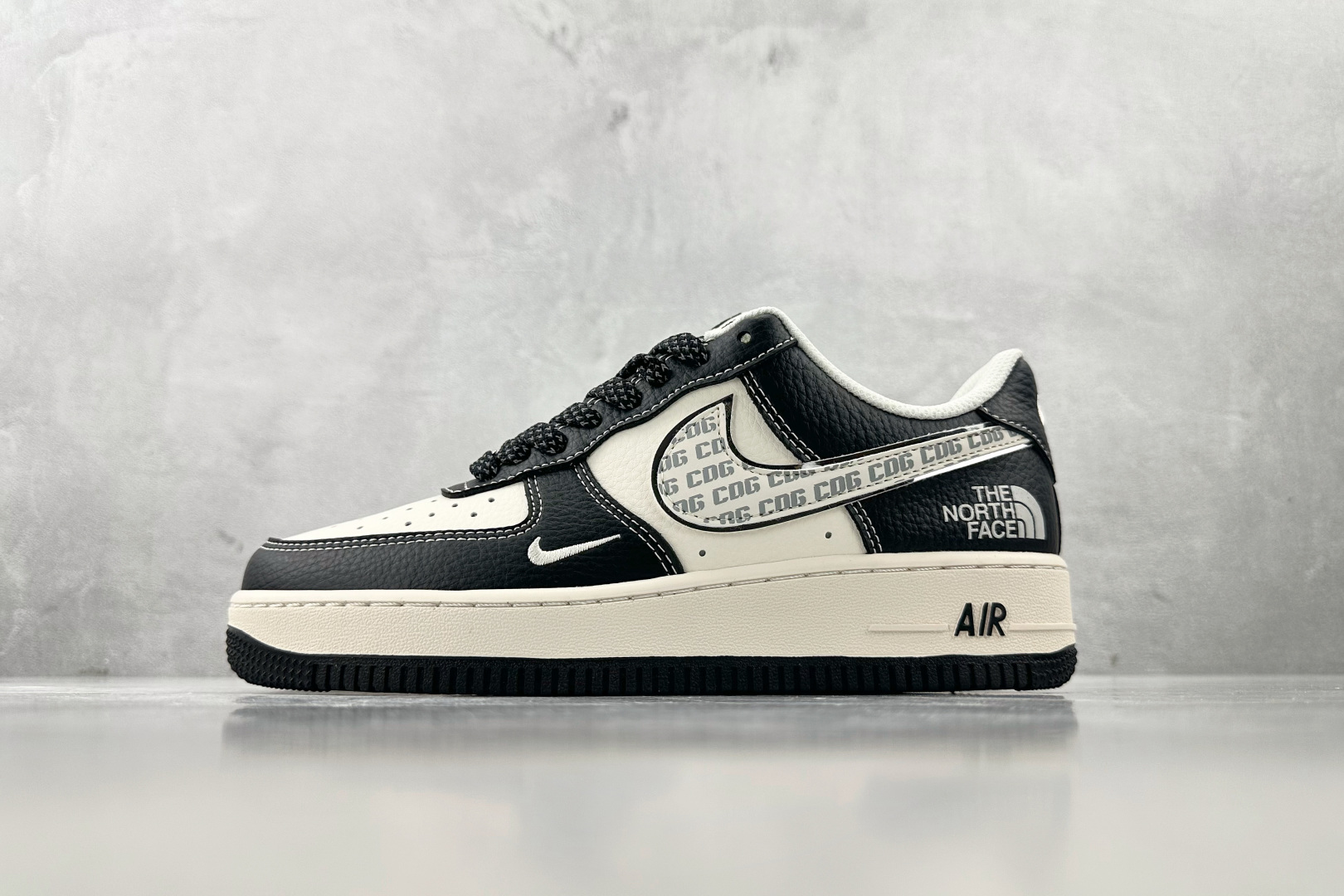 XC 
Nike Air Force 1'07 北面 联名 黑白

货号：HH7518 049
尺码：3
