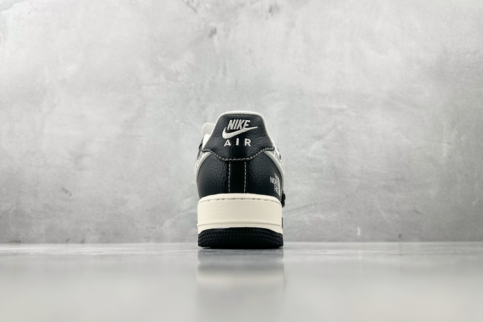 XC 
Nike Air Force 1'07 北面 联名 黑白

货号：HH7518 049
尺码：3