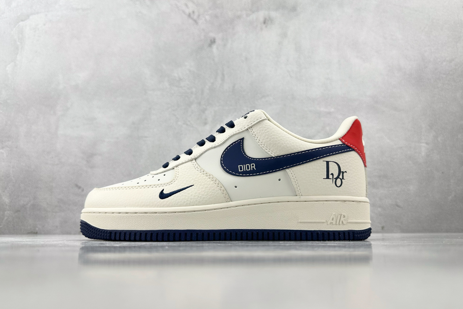 XC 
Nike Air Force 1'07  DIOR 联名 米白蓝

货号：DM6868 060
