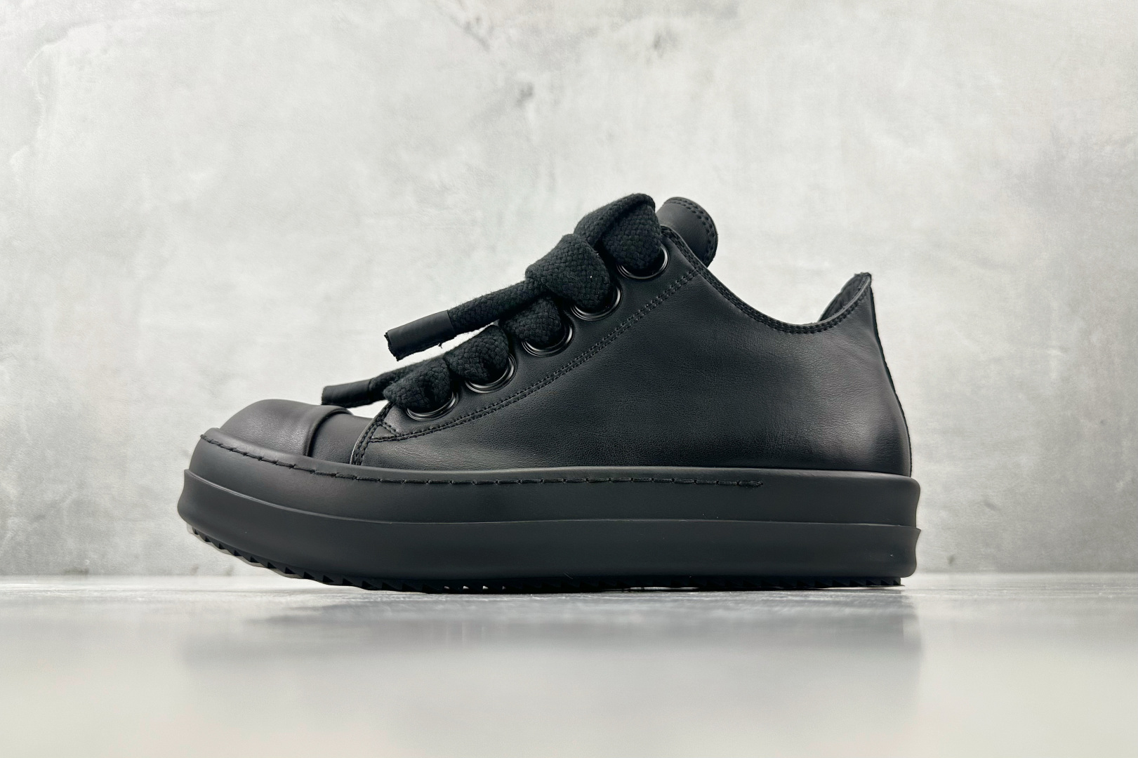 莞产 
RICK OWENS/RO 黑色

货号：RU01D3893LCOW2-9999
尺码：36 3