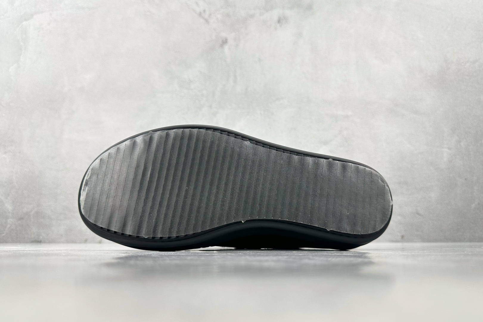 莞产 
RICK OWENS/RO 黑色

货号：RU01D3893LCOW2-9999
尺码：36 3