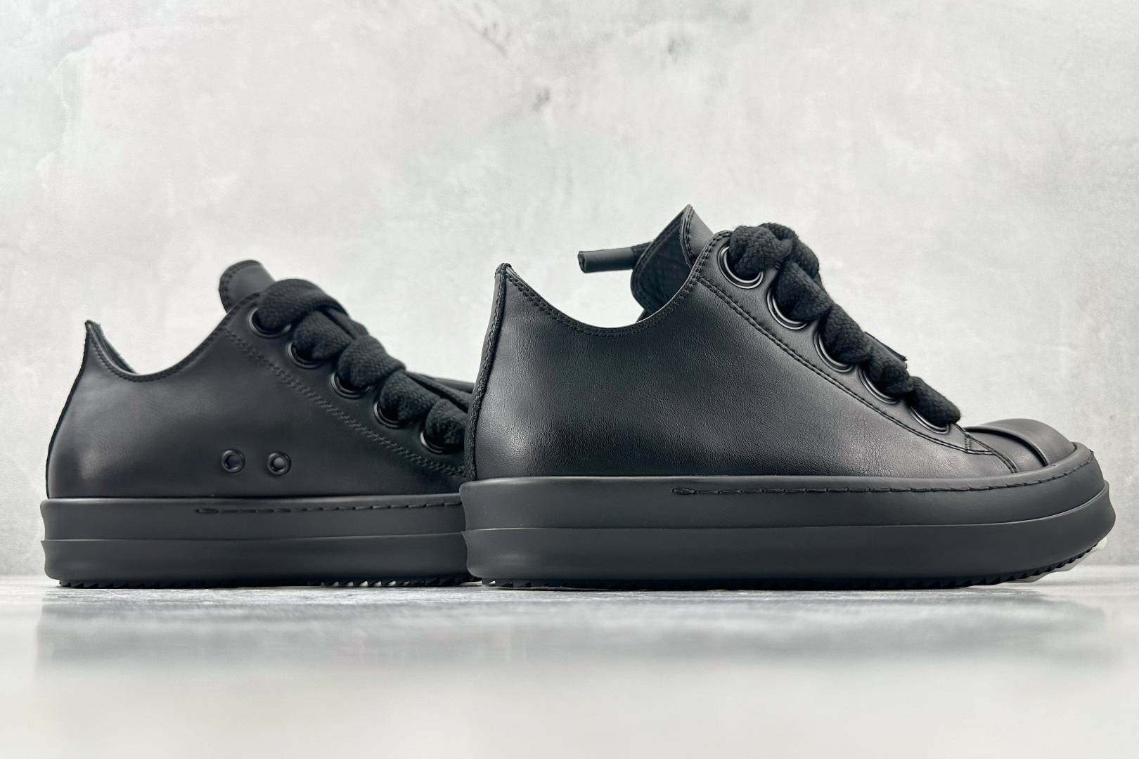 莞产 
RICK OWENS/RO 黑色

货号：RU01D3893LCOW2-9999
尺码：36 3