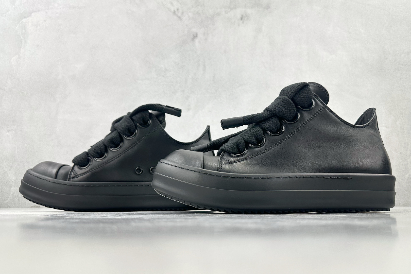 莞产 
RICK OWENS/RO 黑色

货号：RU01D3893LCOW2-9999
尺码：36 3