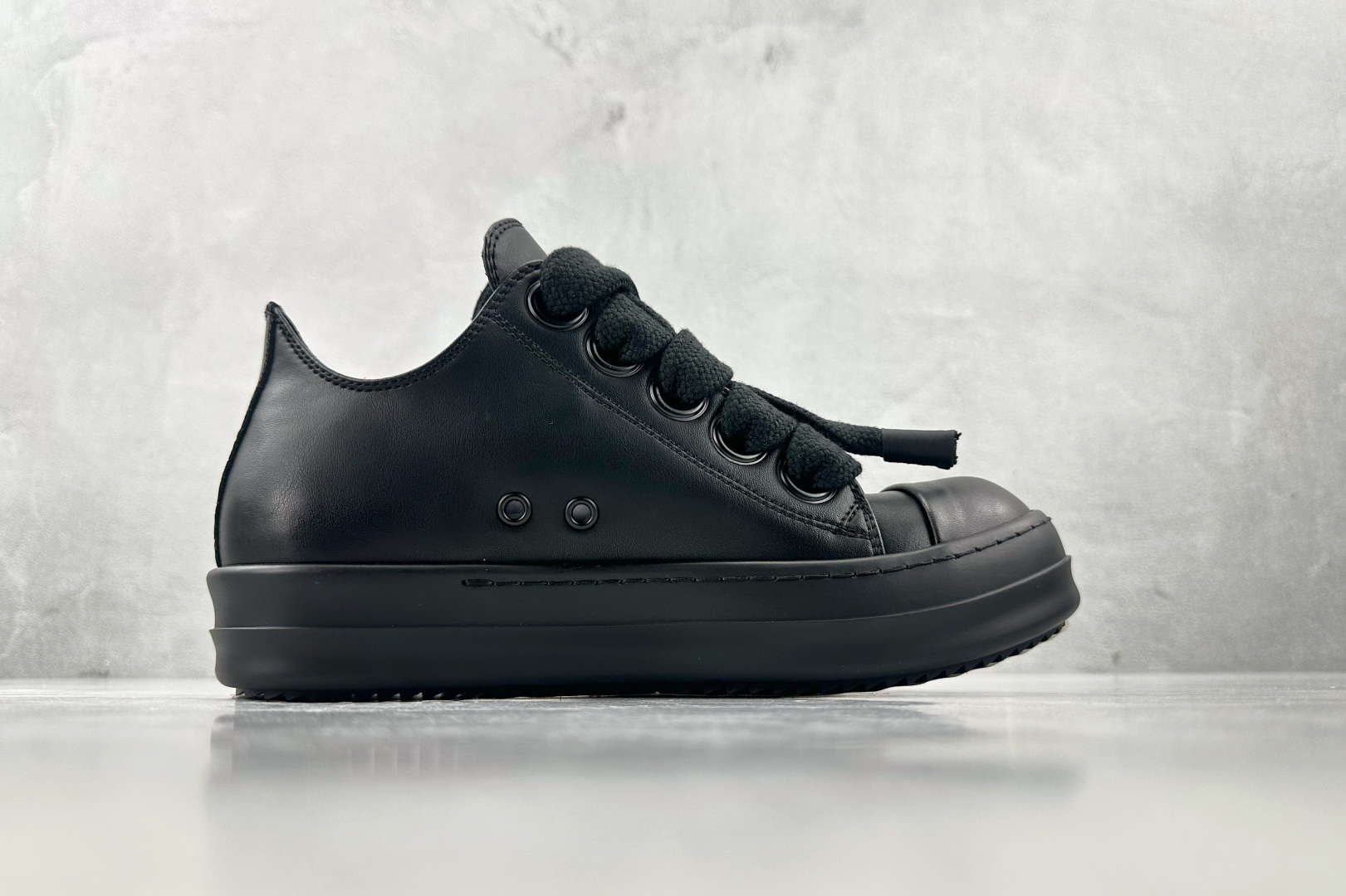 莞产 
RICK OWENS/RO 黑色

货号：RU01D3893LCOW2-9999
尺码：36 3