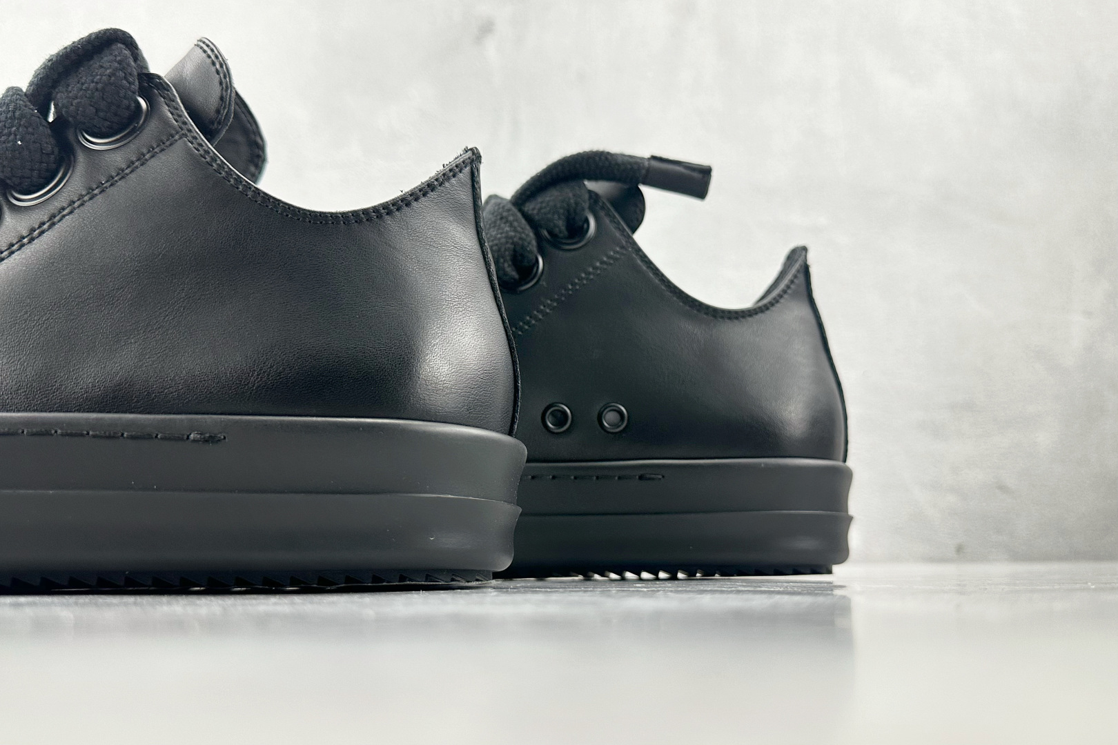 莞产 
RICK OWENS/RO 黑色

货号：RU01D3893LCOW2-9999
尺码：36 3