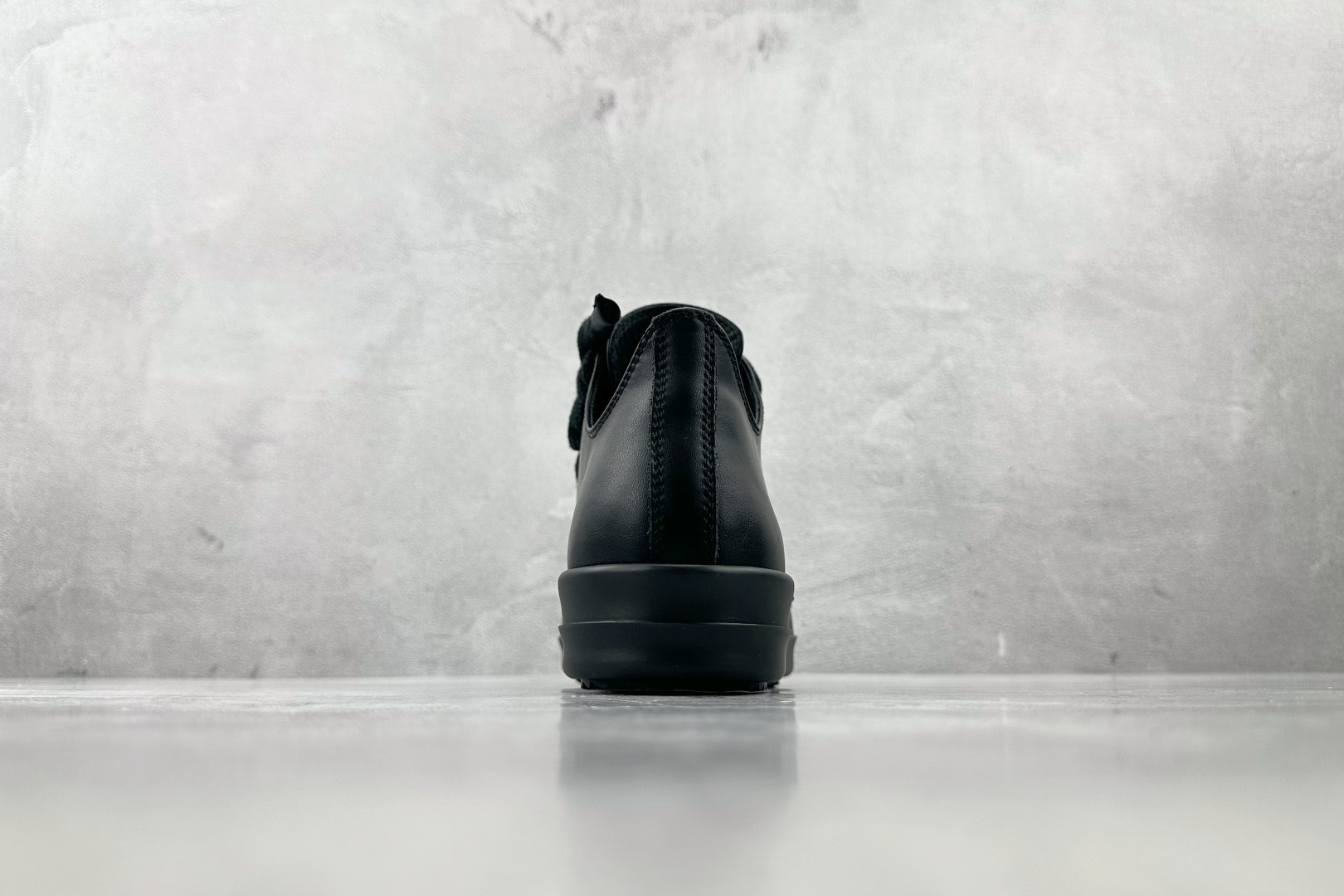 莞产 
RICK OWENS/RO 黑色

货号：RU01D3893LCOW2-9999
尺码：36 3