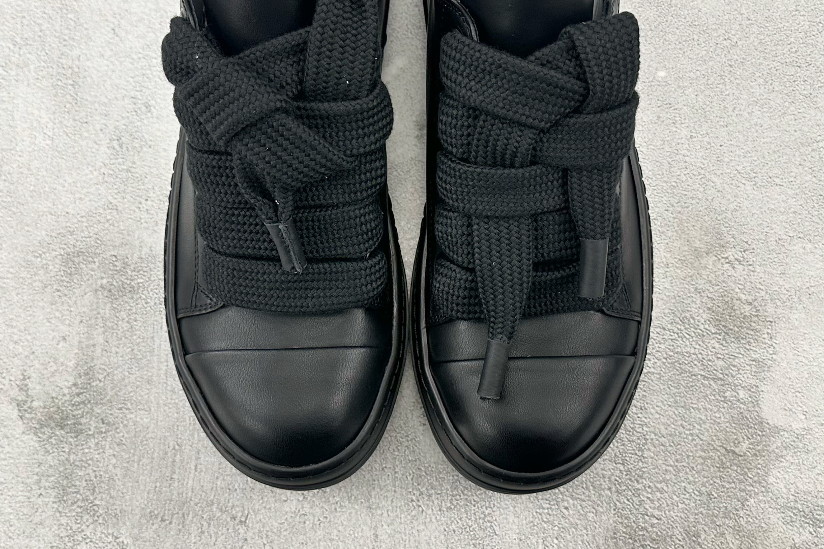 莞产 
RICK OWENS/RO 黑色

货号：RU01D3893LCOW2-9999
尺码：36 3