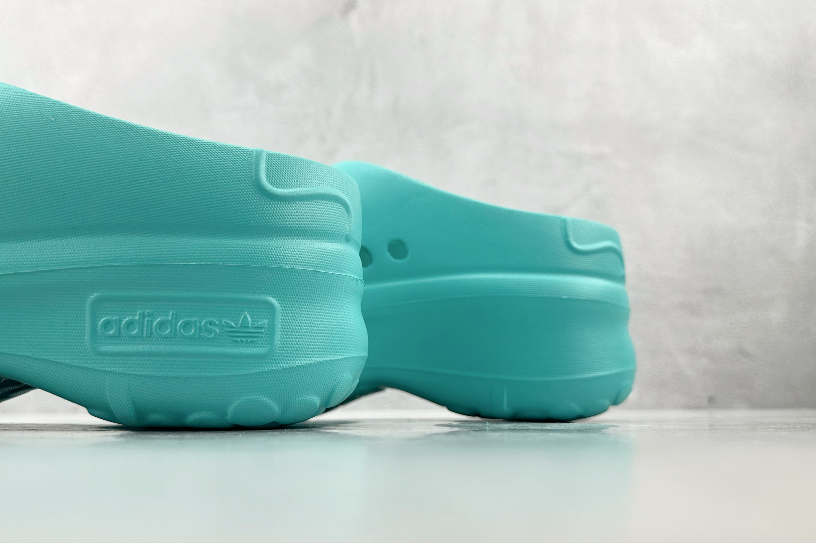 On 版 
adidas originals AdiFOM Stan Smith Mule 青色

货号
