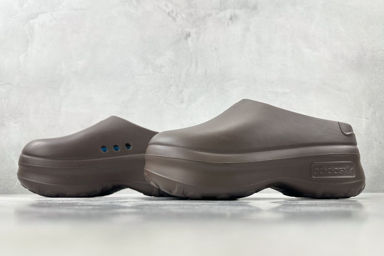 On 版 
adidas originals AdiFOM Stan Smith Mule 深棕色

货