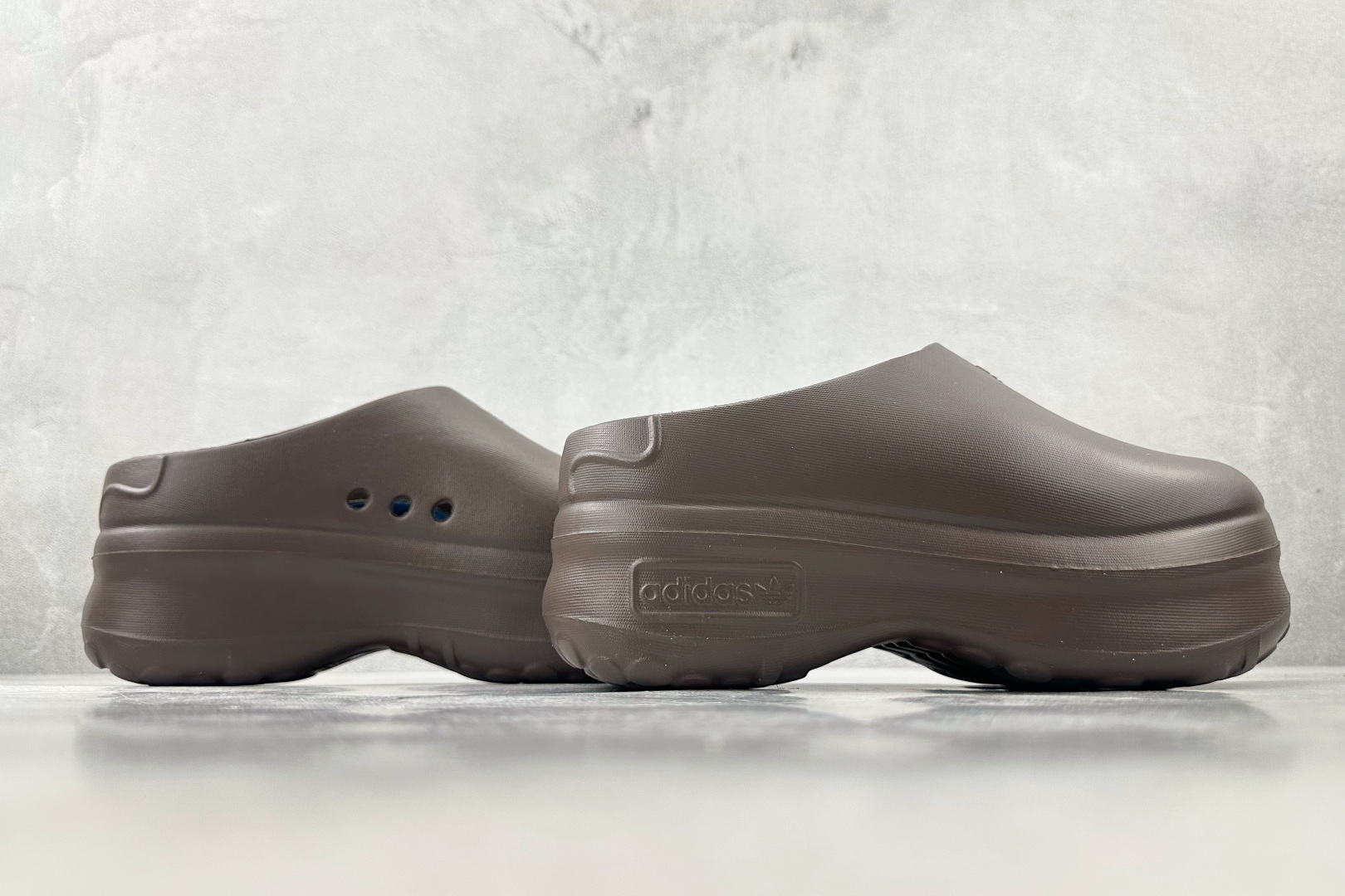 On 版 
adidas originals AdiFOM Stan Smith Mule 深棕色

货