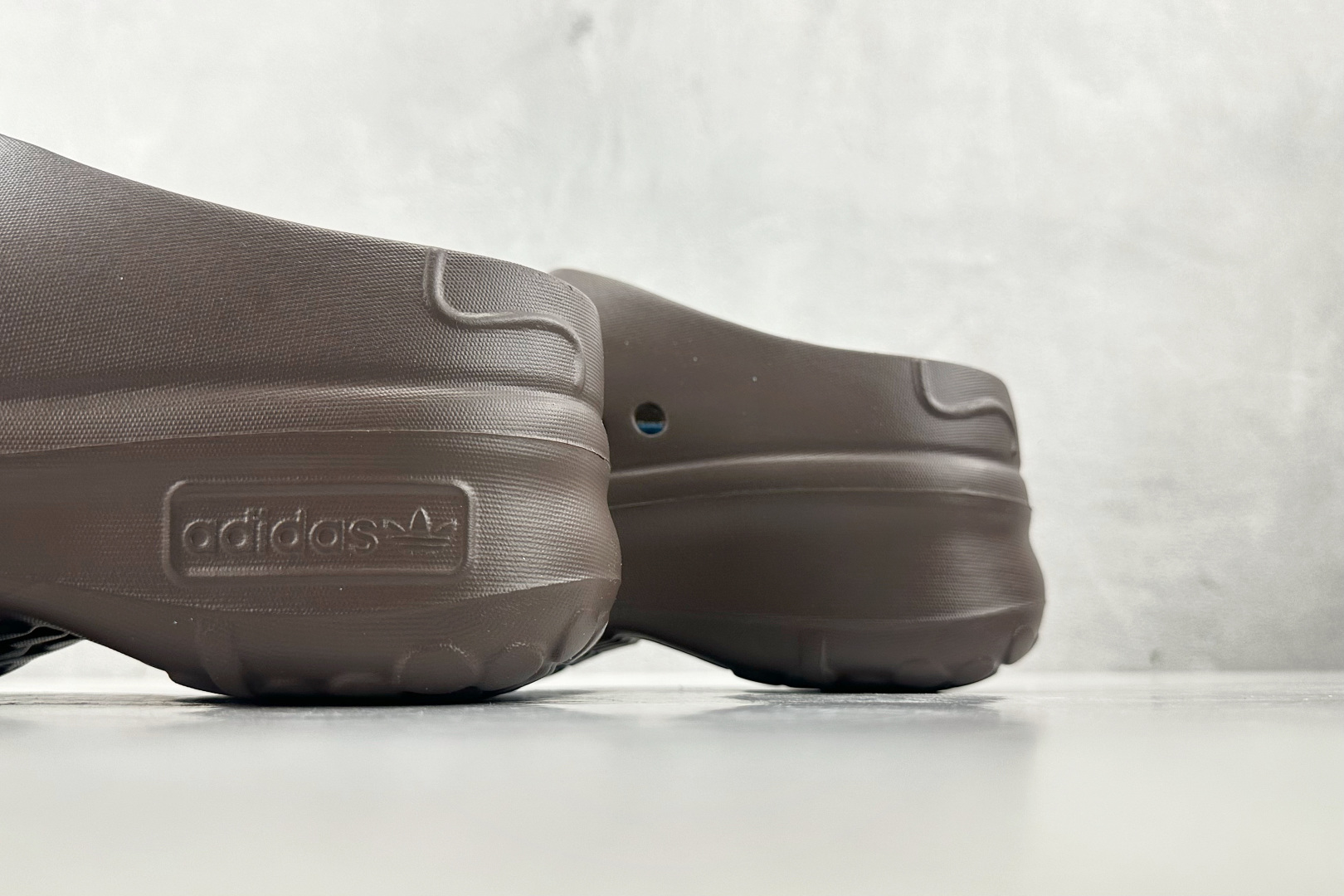 On 版 
adidas originals AdiFOM Stan Smith Mule 深棕色

货