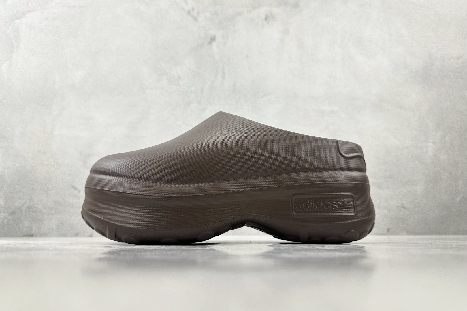 On 版 
adidas originals AdiFOM Stan Smith Mule 深棕色

货