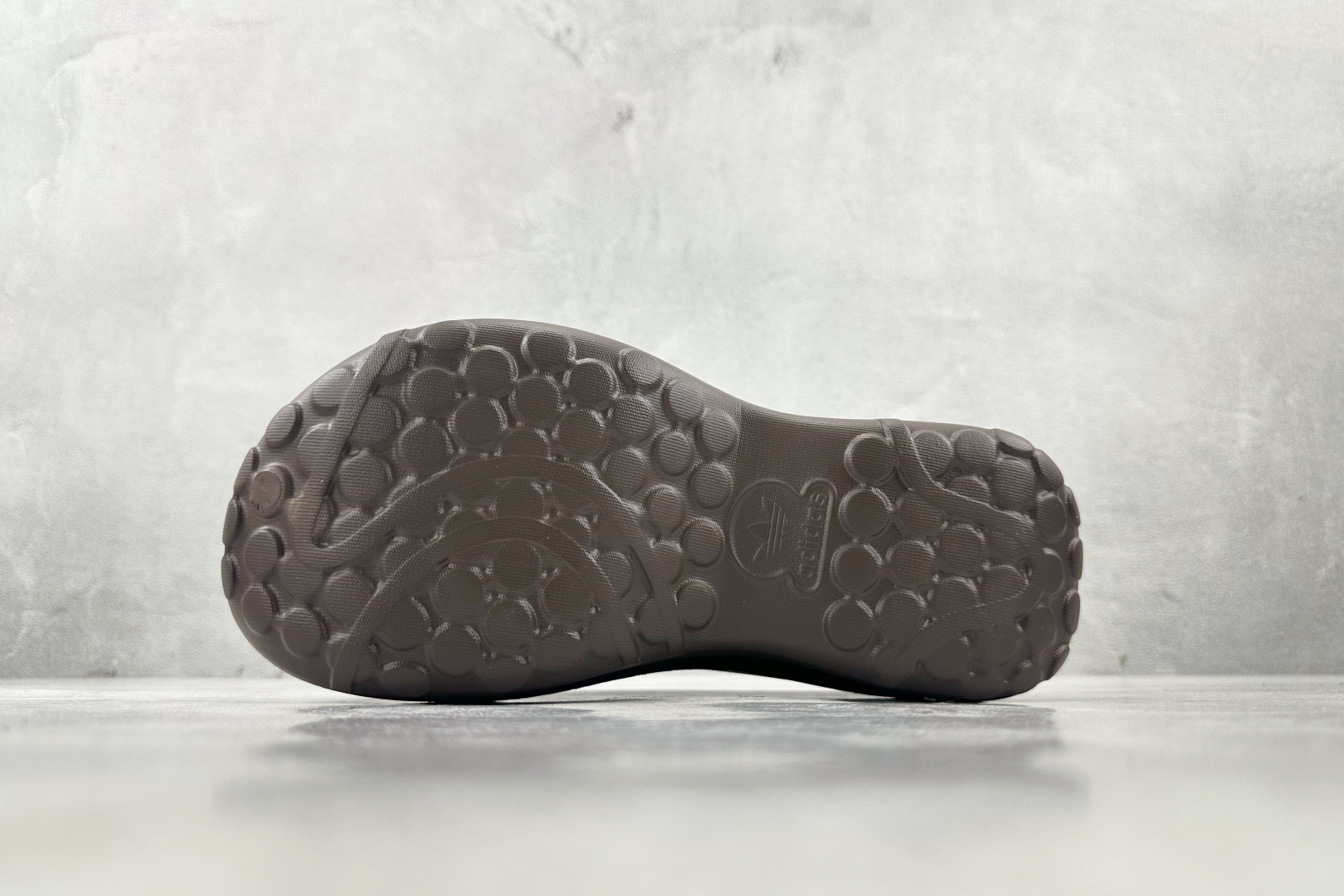 On 版 
adidas originals AdiFOM Stan Smith Mule 深棕色

货