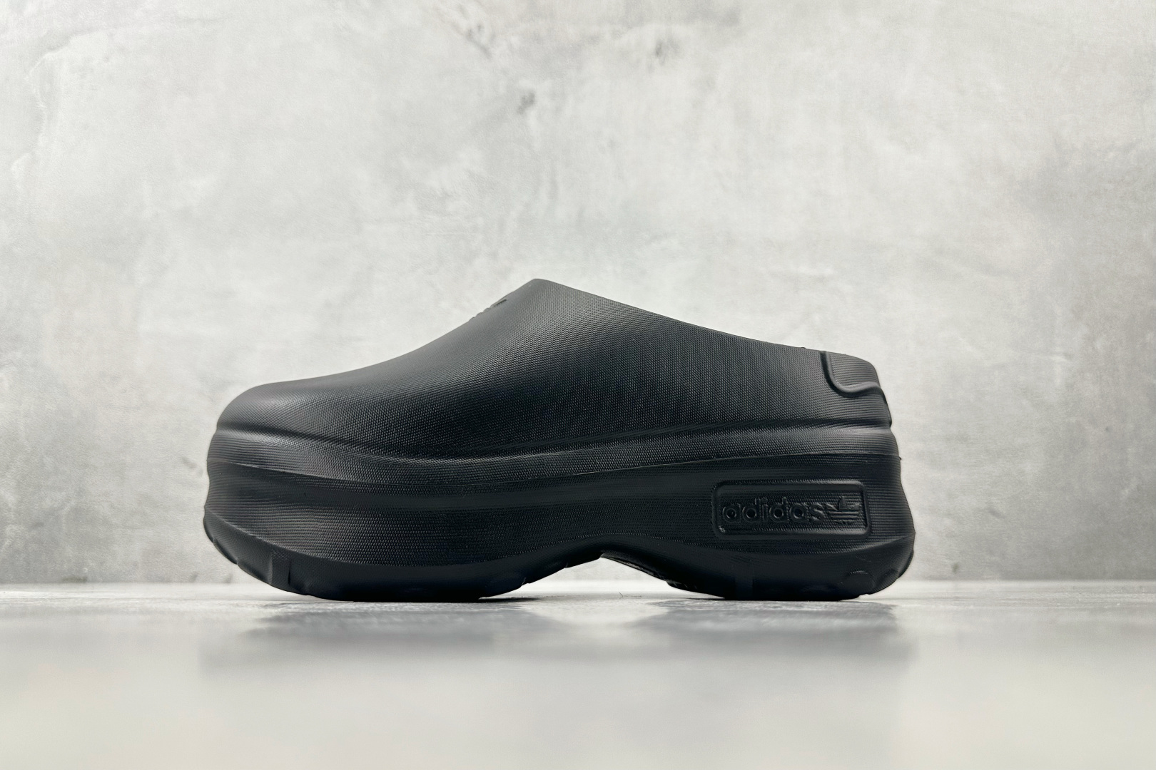 On 版 
adidas originals AdiFOM Stan Smith Mule 黑色

货号