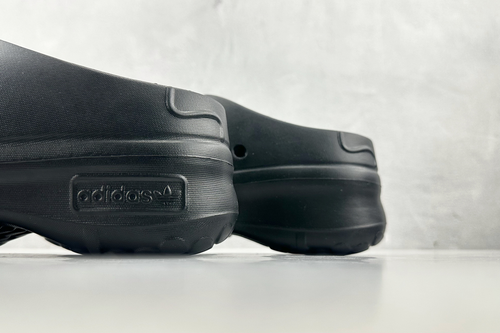 On 版 
adidas originals AdiFOM Stan Smith Mule 黑色

货号