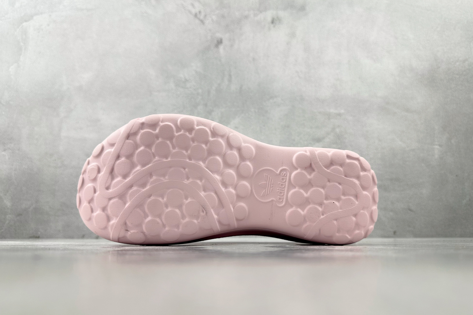 On 版 
Hello Kitty/凯蒂猫 x adidas originals AdiFOM Stan