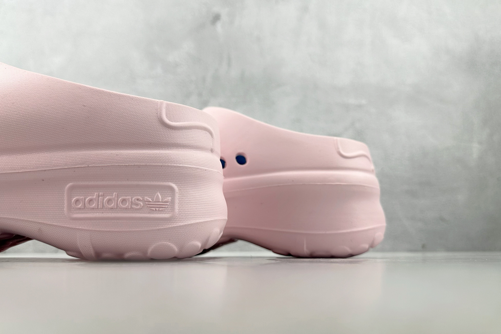 On 版 
Hello Kitty/凯蒂猫 x adidas originals AdiFOM Stan