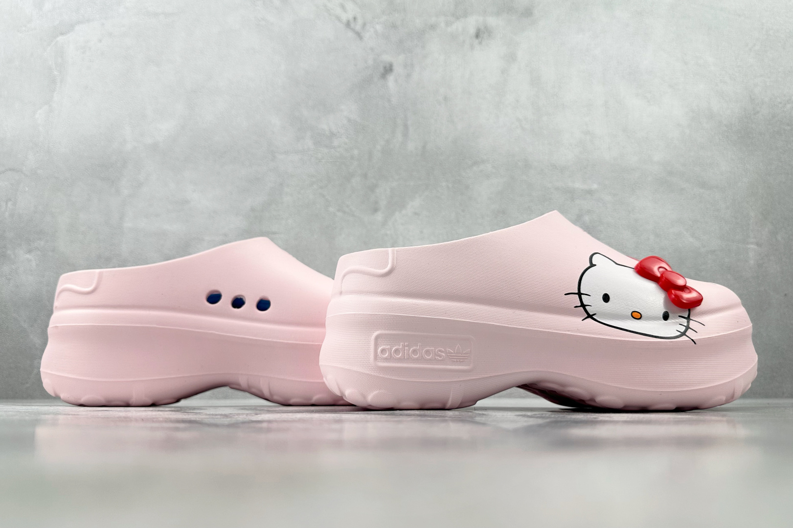 On 版 
Hello Kitty/凯蒂猫 x adidas originals AdiFOM Stan