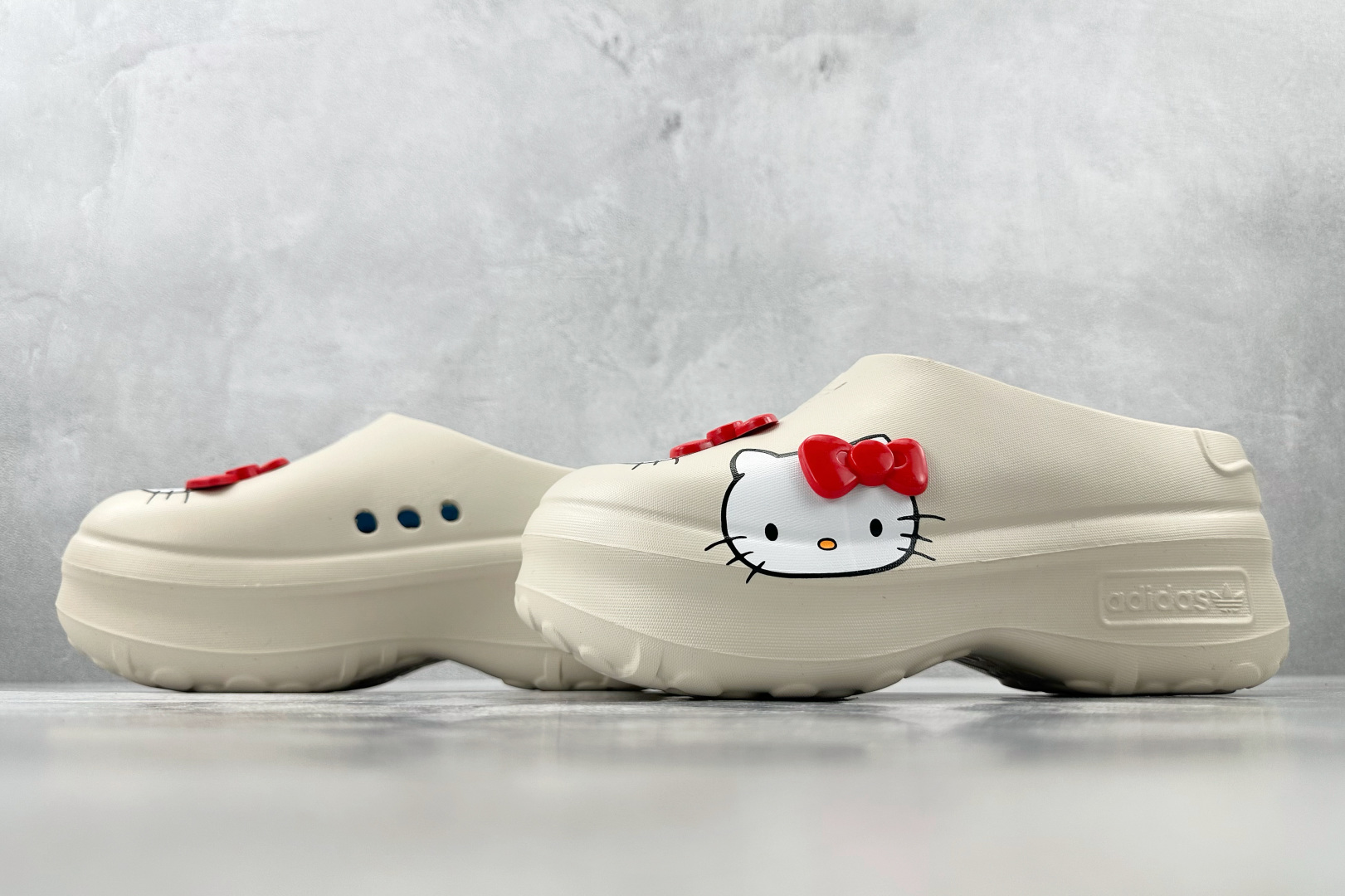 On 版 
Hello Kitty/凯蒂猫 x adidas originals AdiFOM Stan