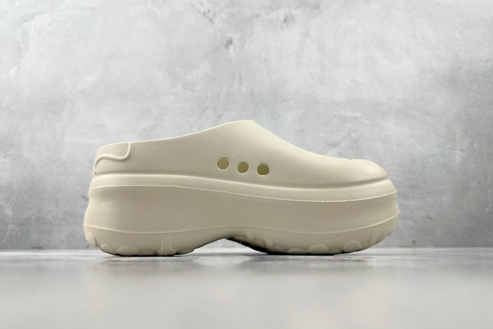 On 版 
Hello Kitty/凯蒂猫 x adidas originals AdiFOM Stan