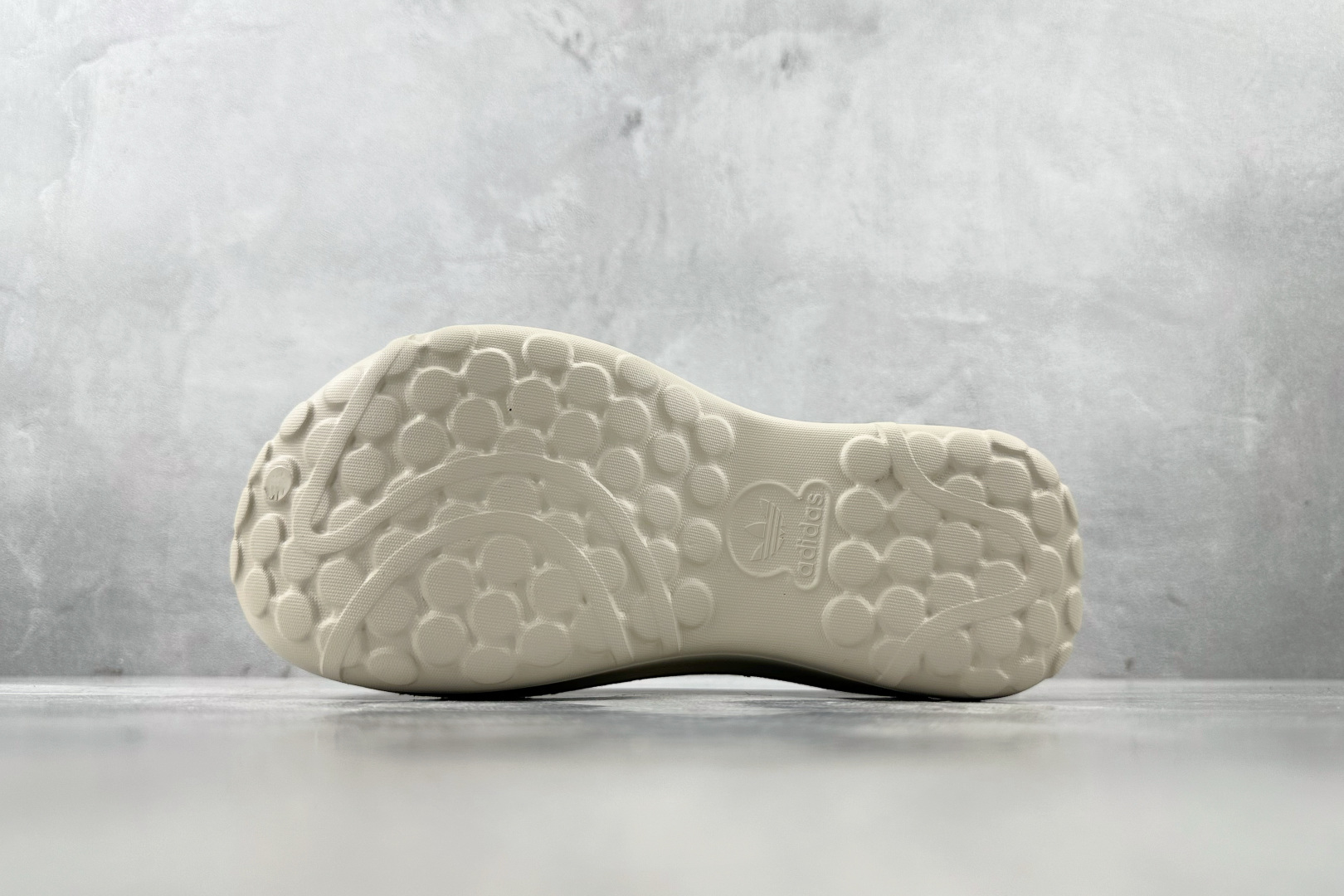 On 版 
Hello Kitty/凯蒂猫 x adidas originals AdiFOM Stan