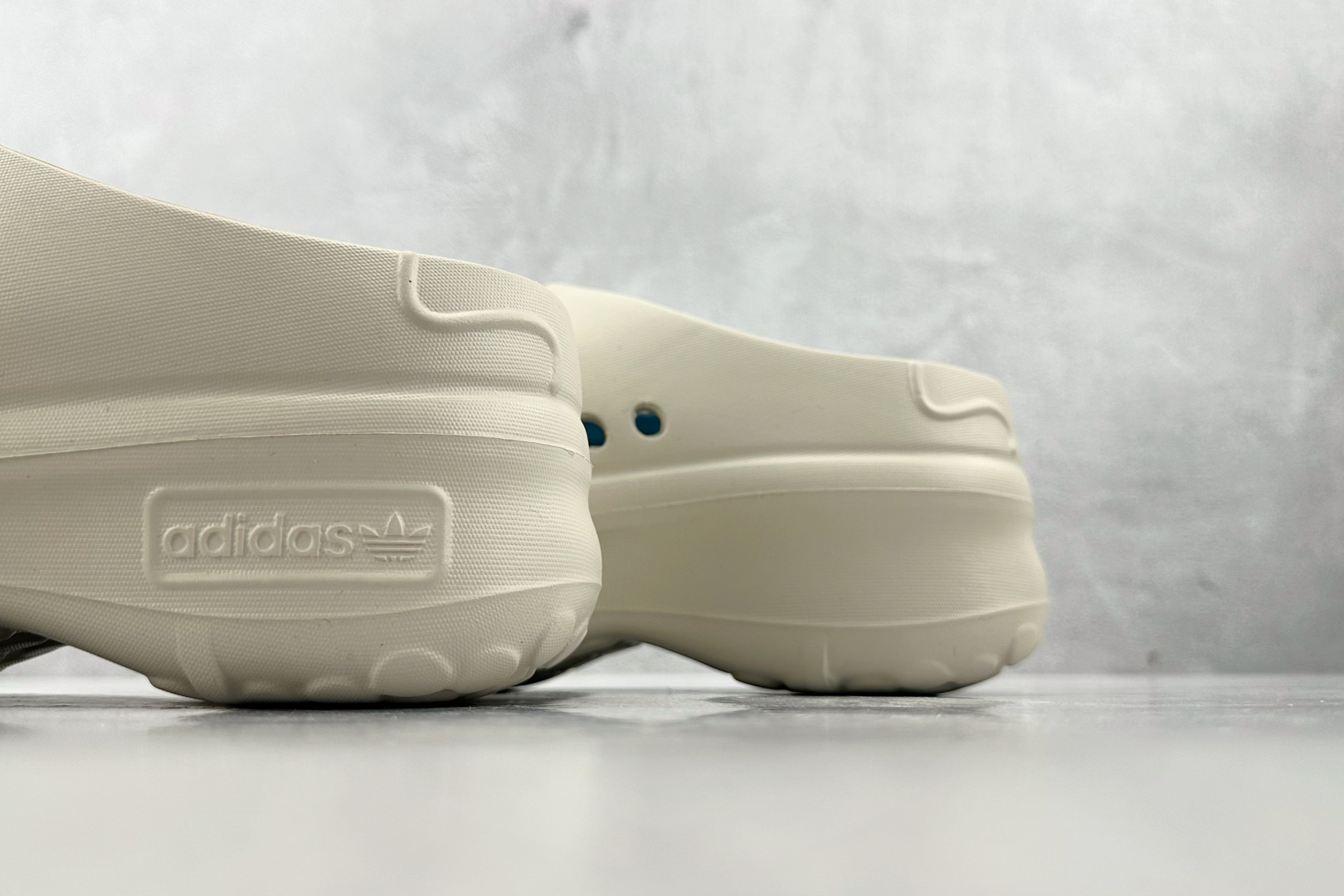 On 版 
Hello Kitty/凯蒂猫 x adidas originals AdiFOM Stan