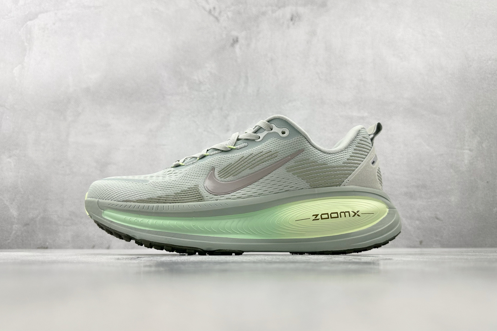 GT 
全套数据私模 Nike Vomero 18 灰绿色

货号：HM6803-002
尺码：36 3