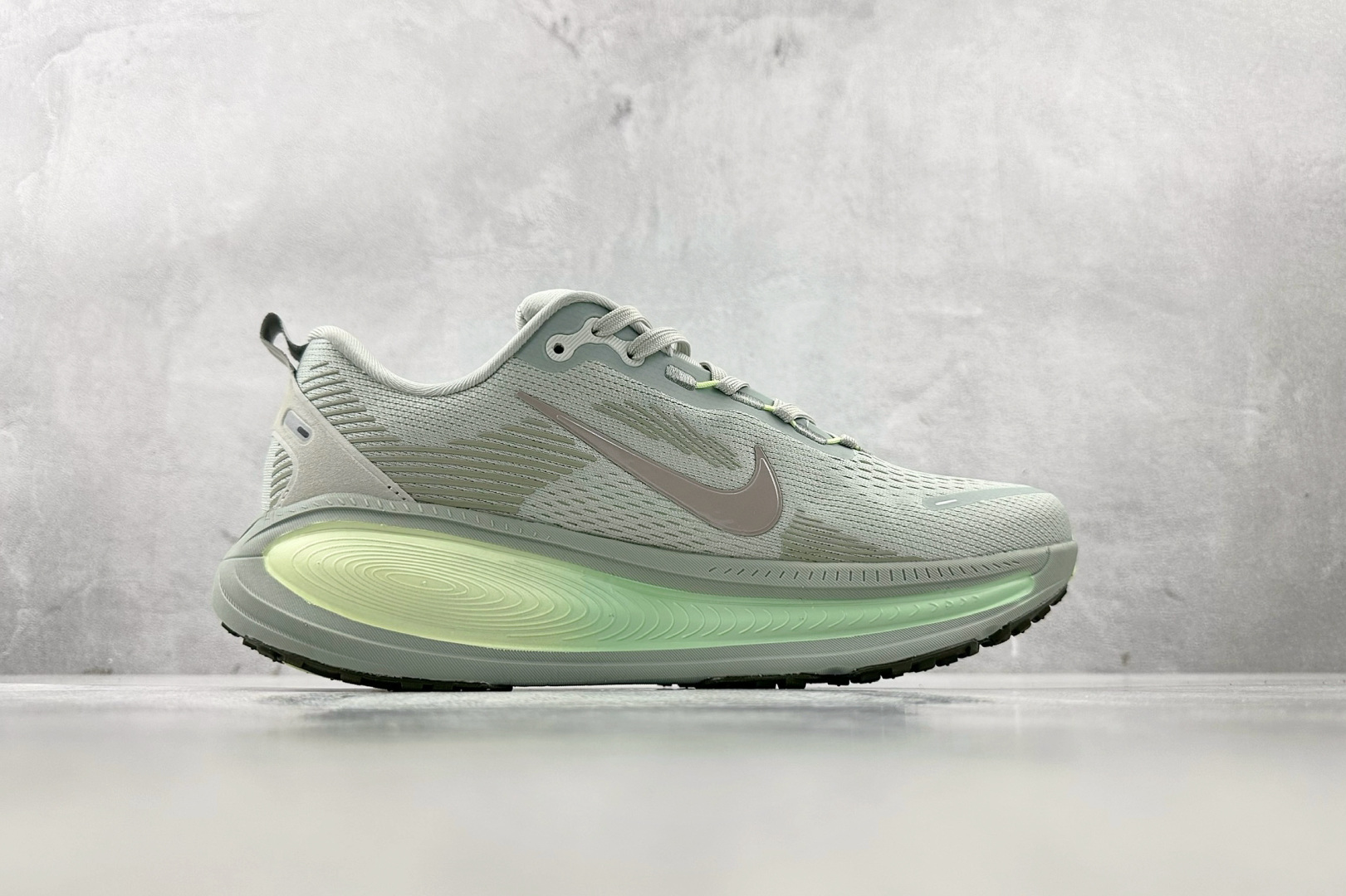 GT 
全套数据私模 Nike Vomero 18 灰绿色

货号：HM6803-002
尺码：36 3