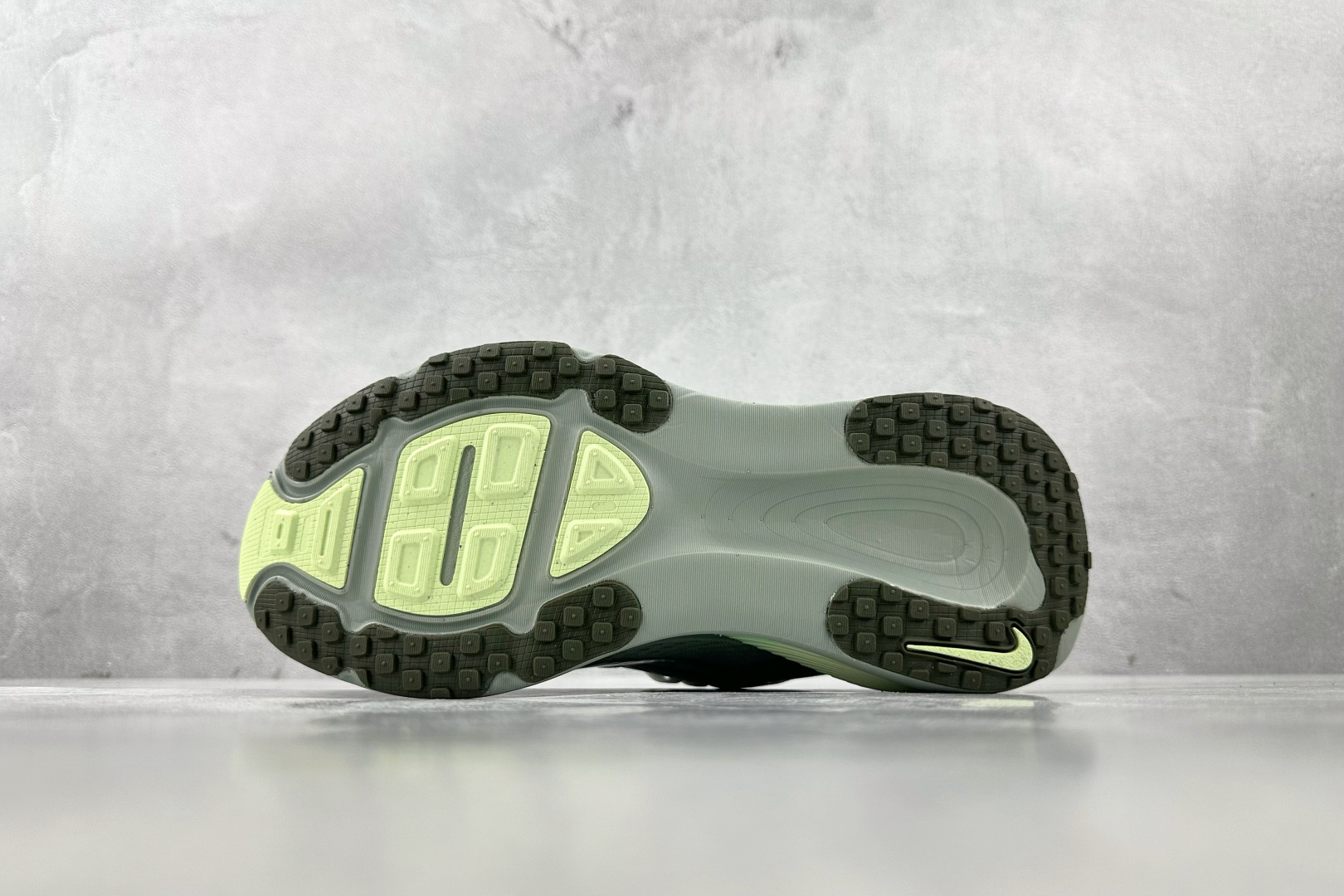 GT 
全套数据私模 Nike Vomero 18 灰绿色

货号：HM6803-002
尺码：36 3