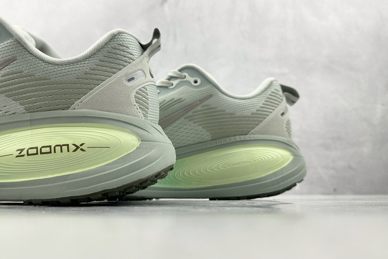 GT 
全套数据私模 Nike Vomero 18 灰绿色

货号：HM6803-002
尺码：36 3
