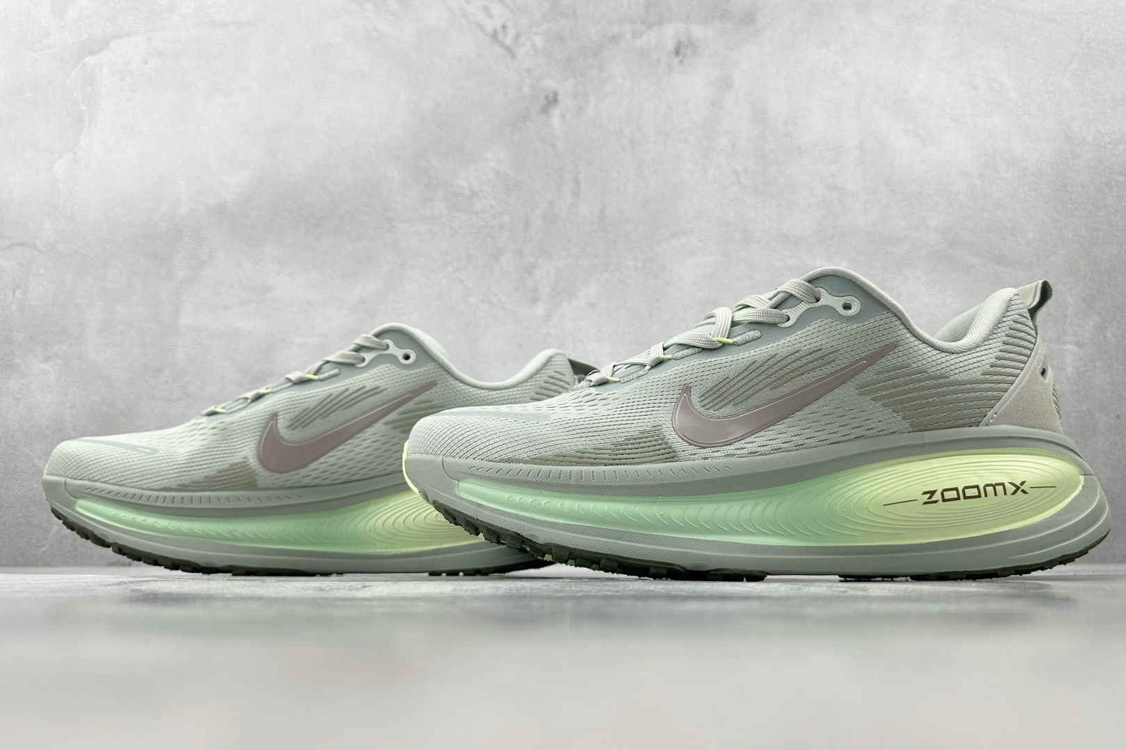 GT 
全套数据私模 Nike Vomero 18 灰绿色

货号：HM6803-002
尺码：36 3