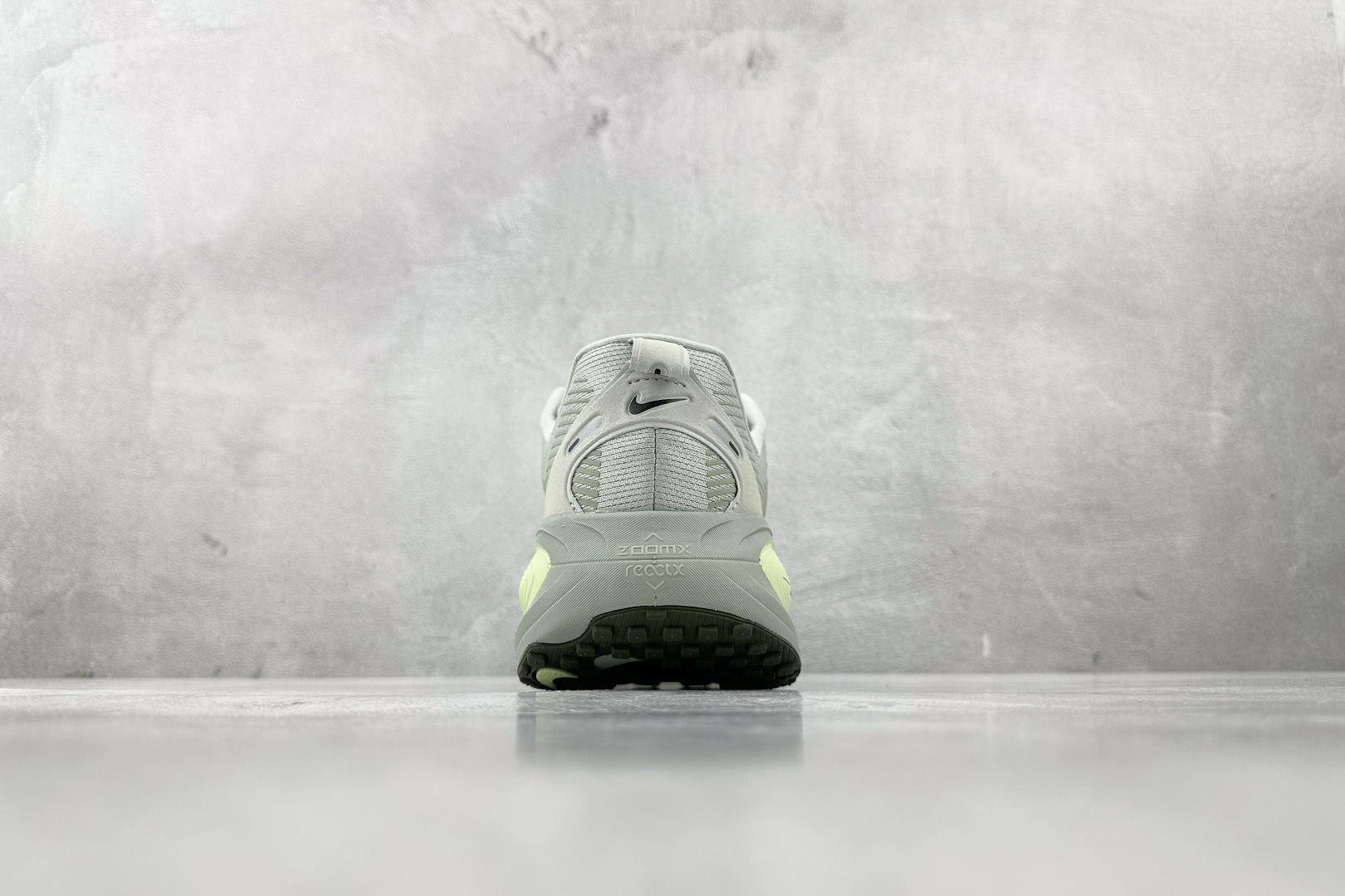 GT 
全套数据私模 Nike Vomero 18 灰绿色

货号：HM6803-002
尺码：36 3