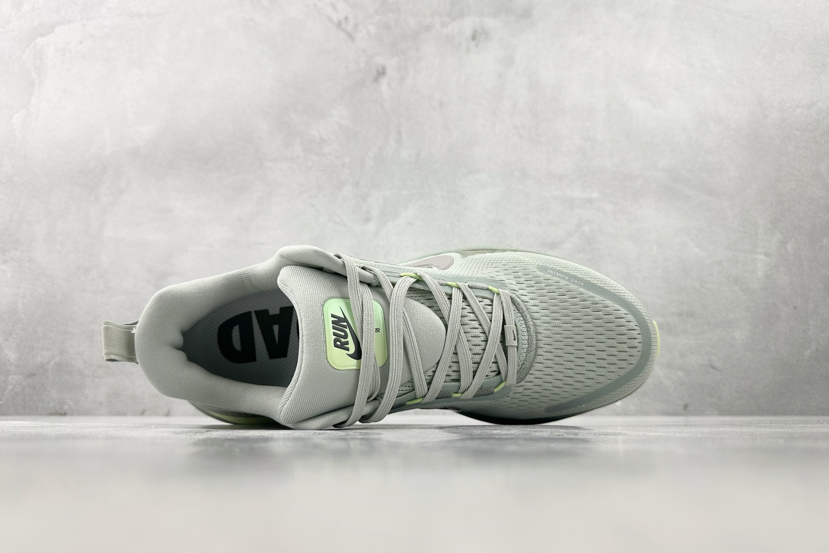 GT 
全套数据私模 Nike Vomero 18 灰绿色

货号：HM6803-002
尺码：36 3